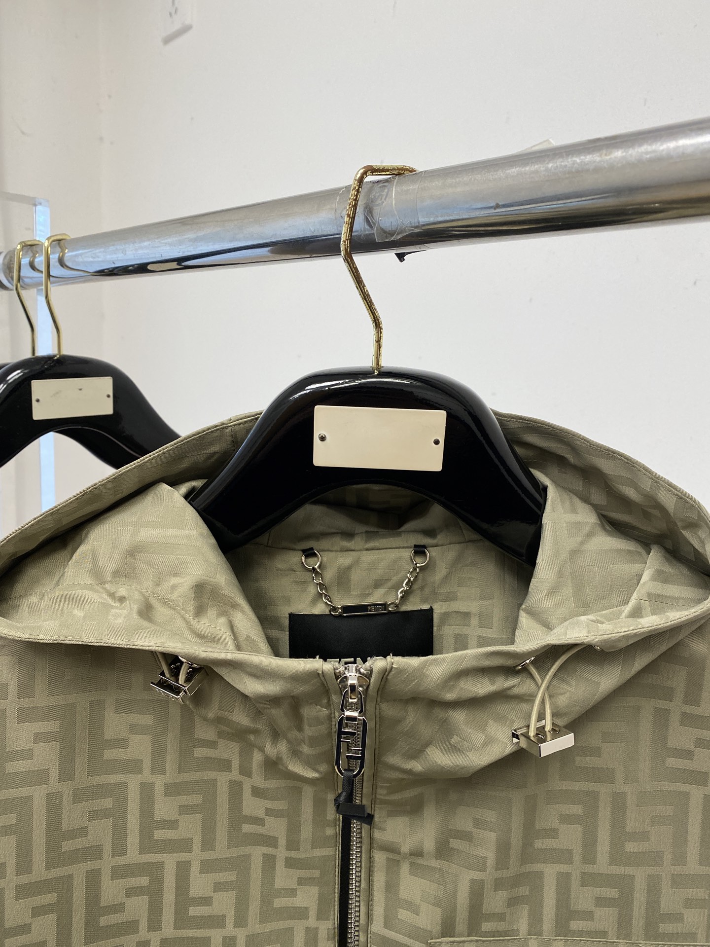 ￼ 芬迪、2026新品夹克外套，时尚帅气，简约百搭款，胸前五金装饰字母logo，定制原版面料，不仅挺括，