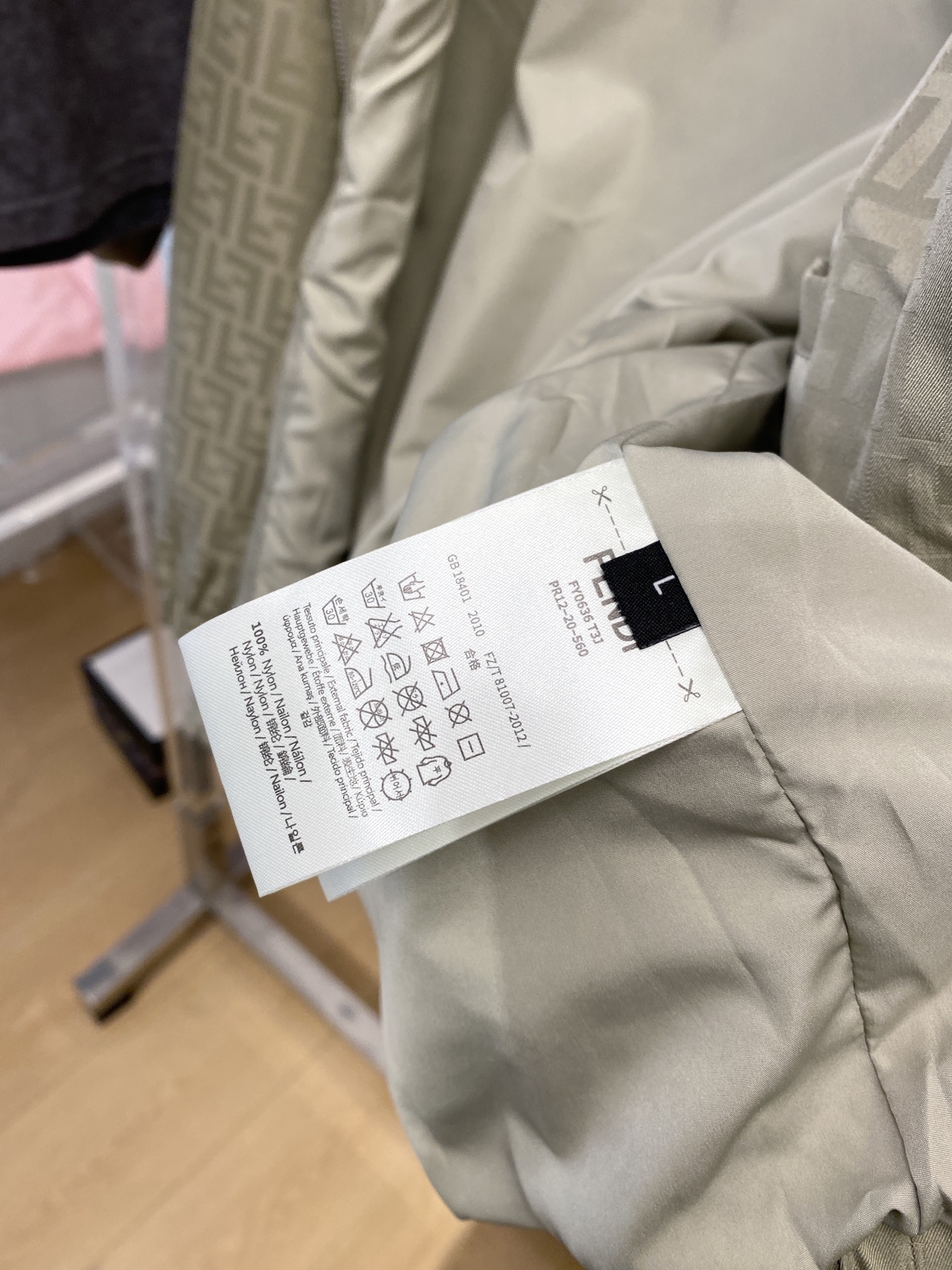 ￼ 芬迪、2026新品夹克外套，时尚帅气，简约百搭款，胸前五金装饰字母logo，定制原版面料，不仅挺括，