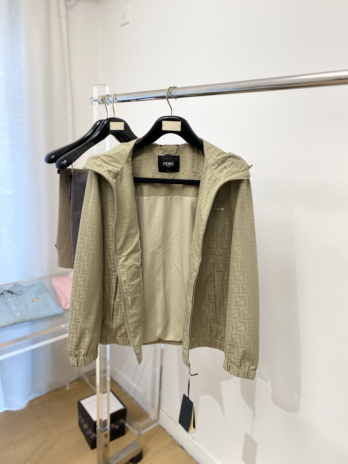 ￼ 芬迪、2026新品夹克外套，时尚帅气，简约百搭款，胸前五金装饰字母logo，定制原版面料，不仅挺括，