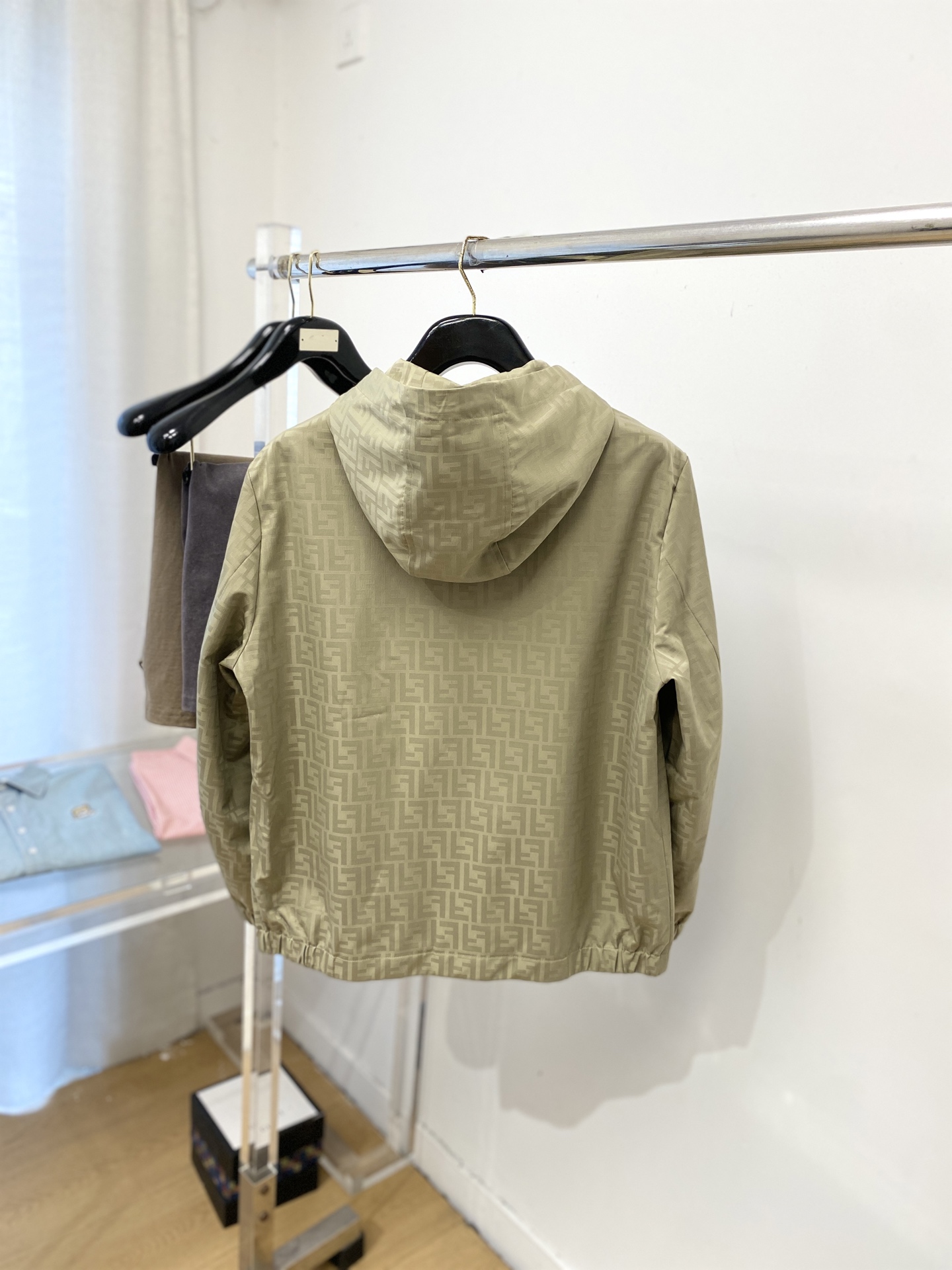 ￼ 芬迪、2026新品夹克外套，时尚帅气，简约百搭款，胸前五金装饰字母logo，定制原版面料，不仅挺括，