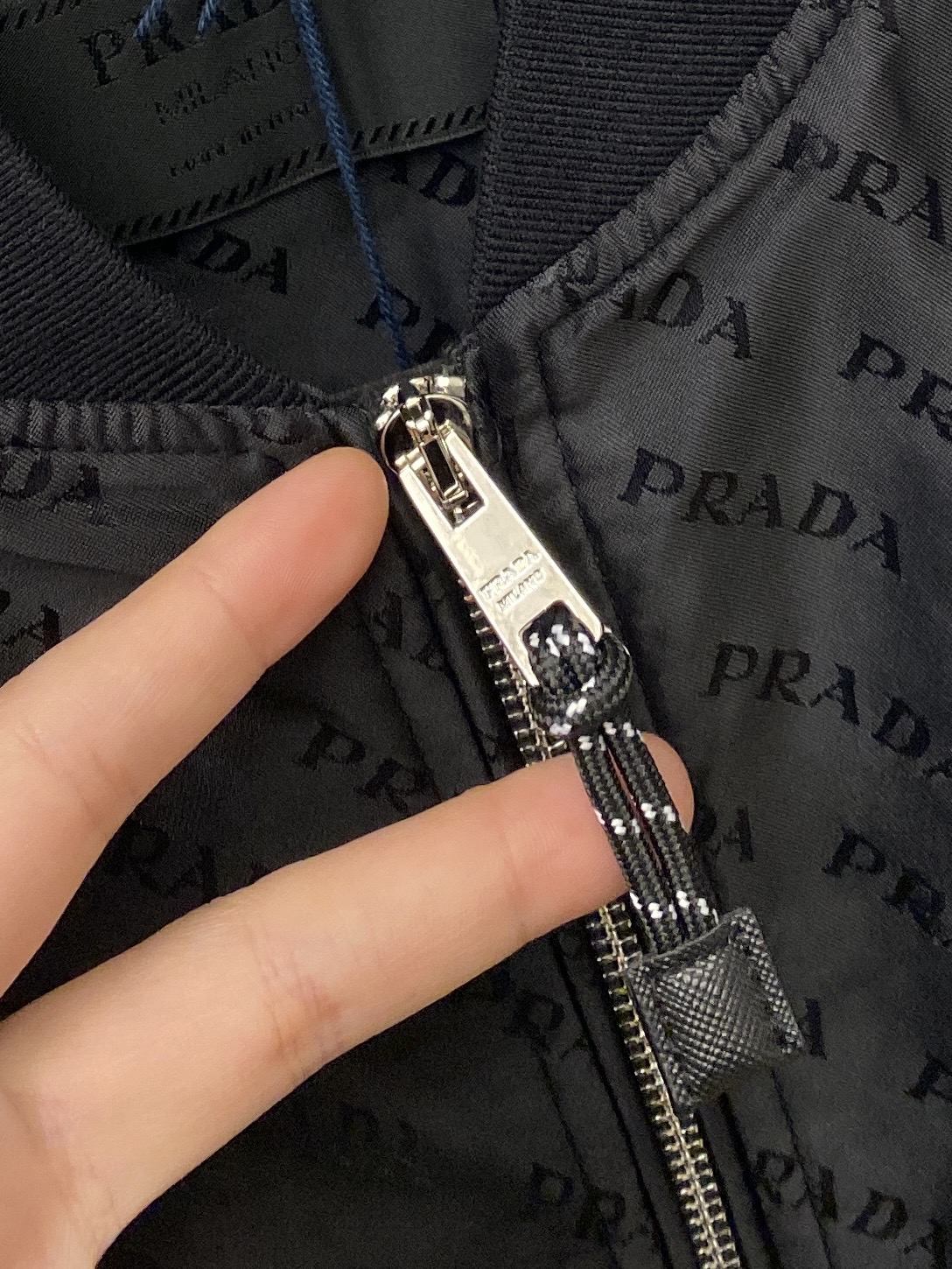 普拉达、2026新品夹克外套，时尚帅气，简约百搭款，袖口五金装饰三角标logo，定制原版面料，不仅挺括，