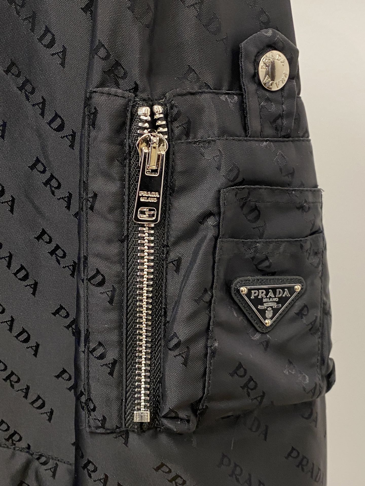 普拉达、2026新品夹克外套，时尚帅气，简约百搭款，袖口五金装饰三角标logo，定制原版面料，不仅挺括，