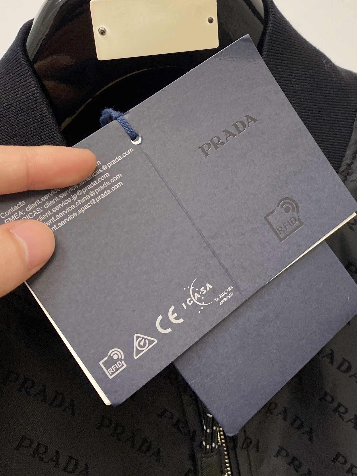 普拉达、2026新品夹克外套，时尚帅气，简约百搭款，袖口五金装饰三角标logo，定制原版面料，不仅挺括，