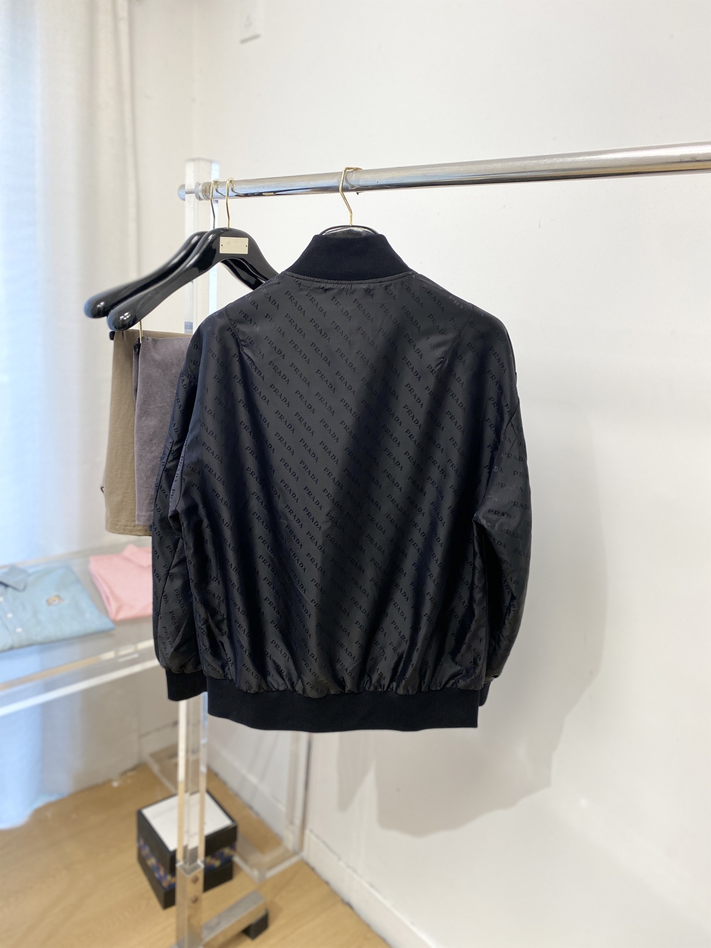 普拉达、2026新品夹克外套，时尚帅气，简约百搭款，袖口五金装饰三角标logo，定制原版面料，不仅挺括，