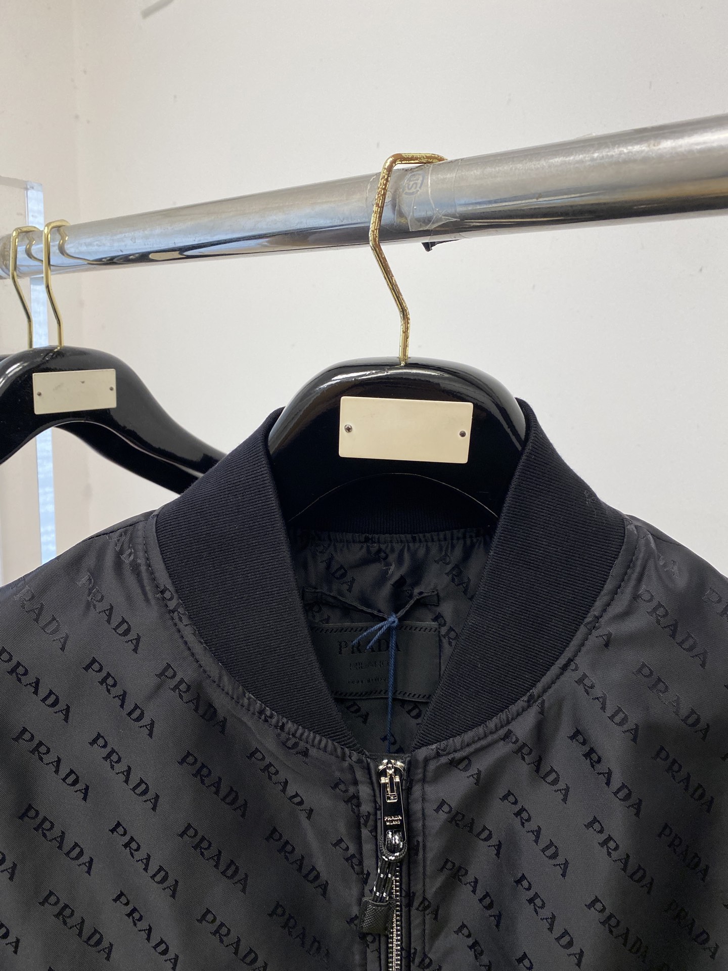 普拉达、2026新品夹克外套，时尚帅气，简约百搭款，袖口五金装饰三角标logo，定制原版面料，不仅挺括，
