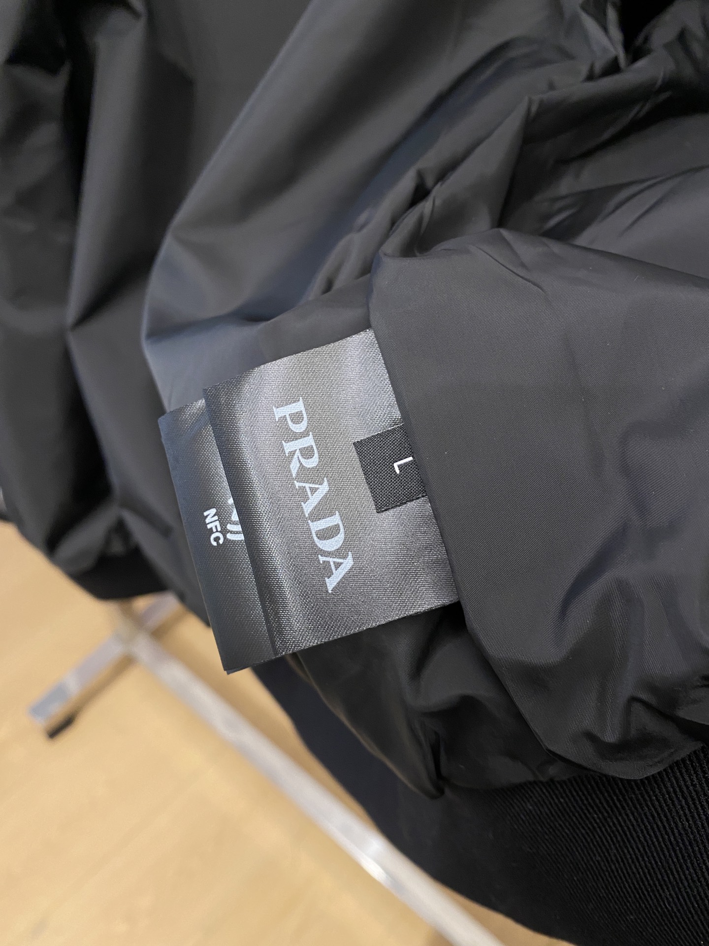 普拉达、2026新品夹克外套，时尚帅气，简约百搭款，袖口五金装饰三角标logo，定制原版面料，不仅挺括，