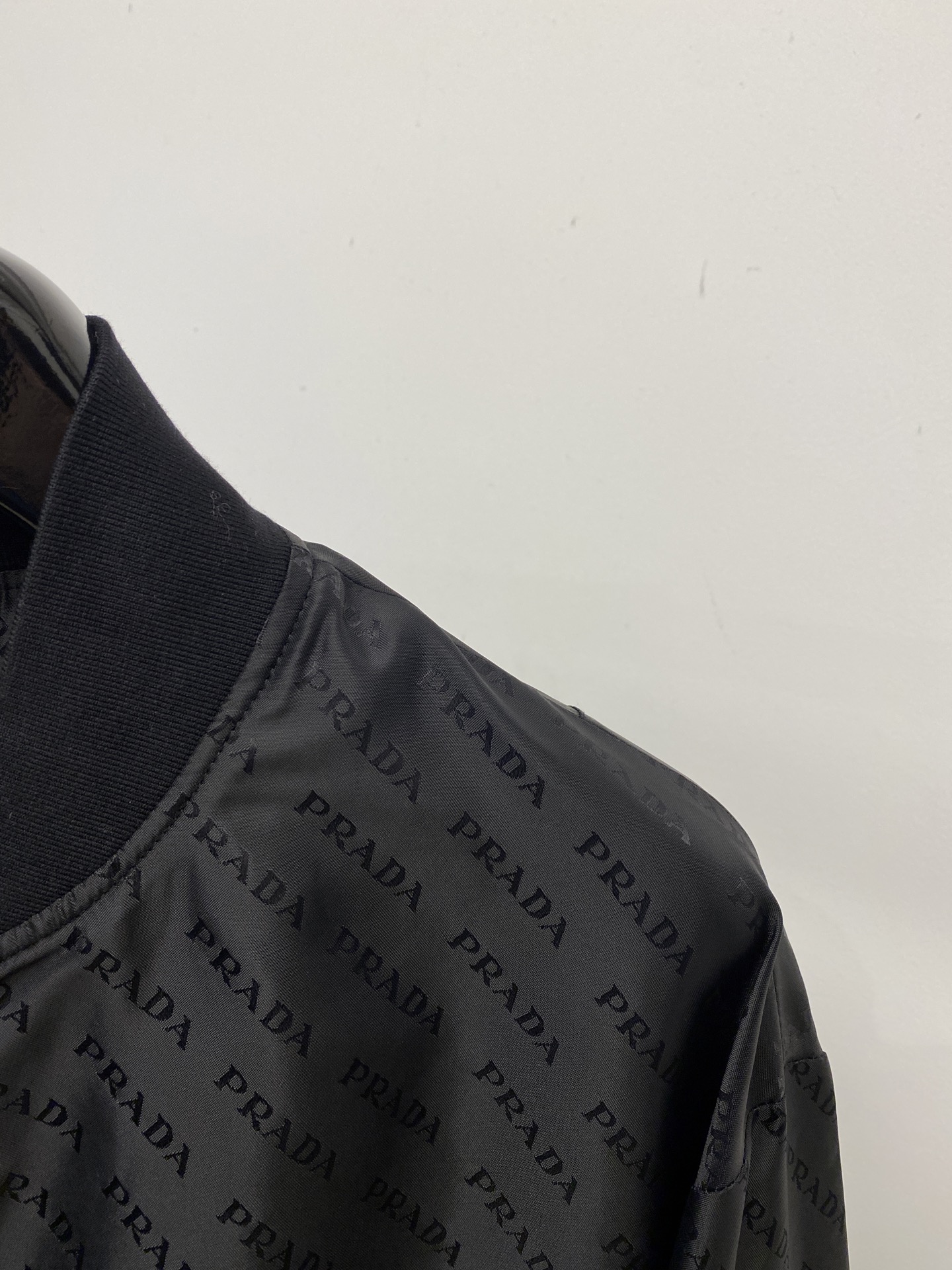 普拉达、2026新品夹克外套，时尚帅气，简约百搭款，袖口五金装饰三角标logo，定制原版面料，不仅挺括，