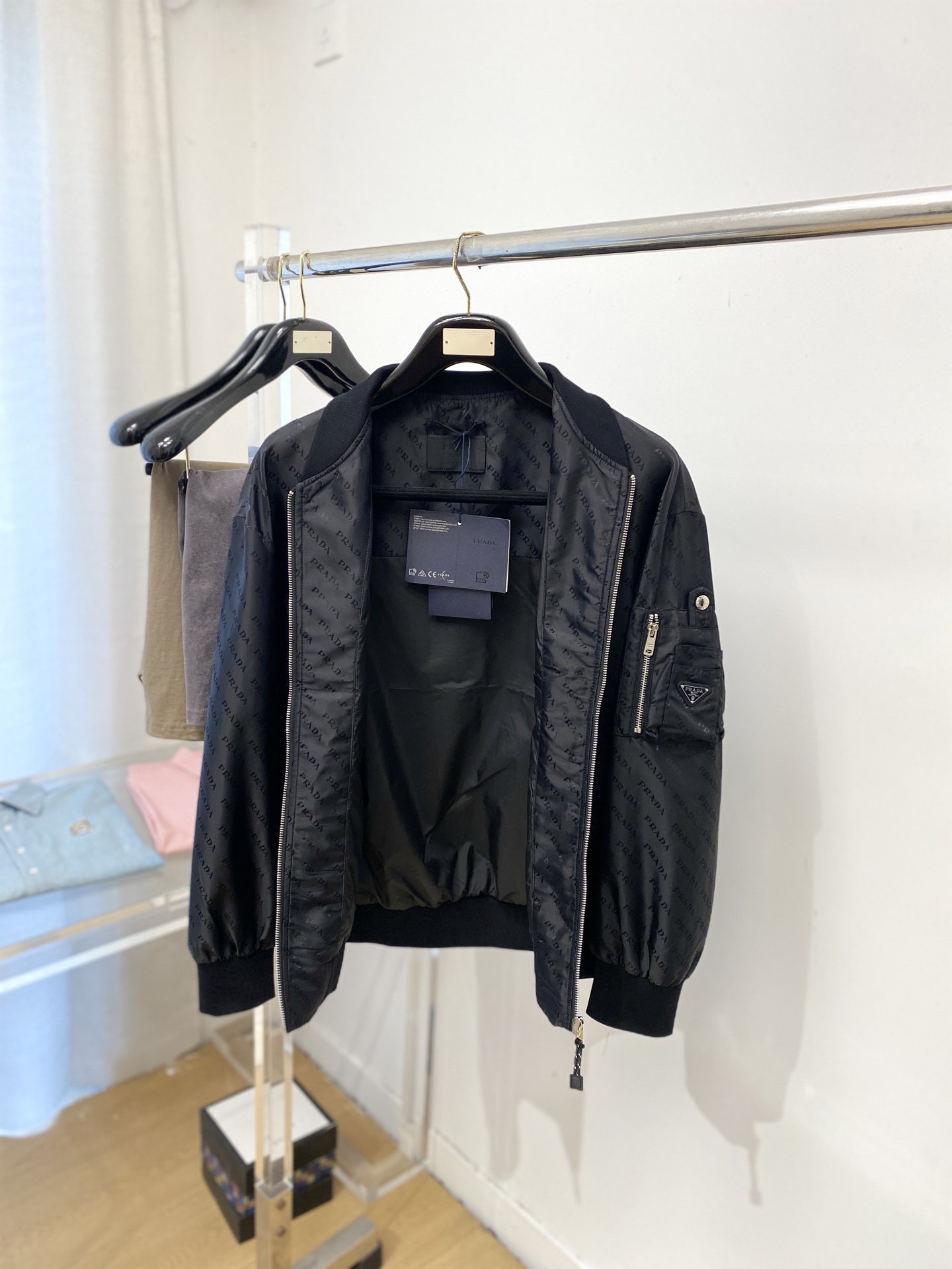 普拉达、2026新品夹克外套，时尚帅气，简约百搭款，袖口五金装饰三角标logo，定制原版面料，不仅挺括，