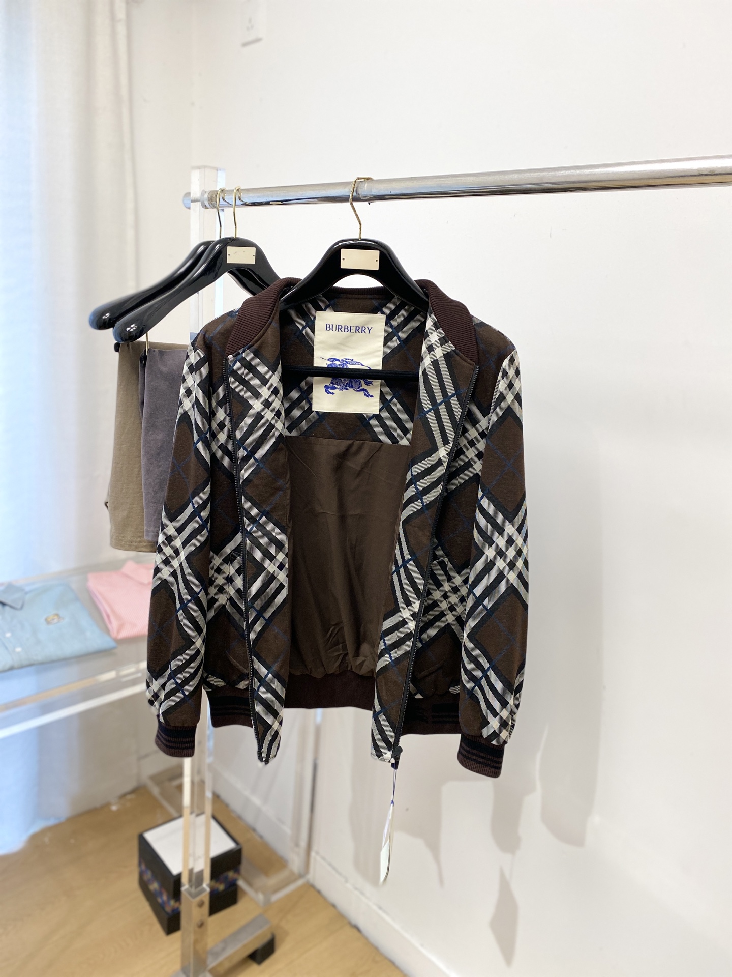 巴宝莉、2026新品夹克外套，时尚帅气，简约百搭款，胸前刺绣装饰图案logo，定制原版面料，不仅挺括，保