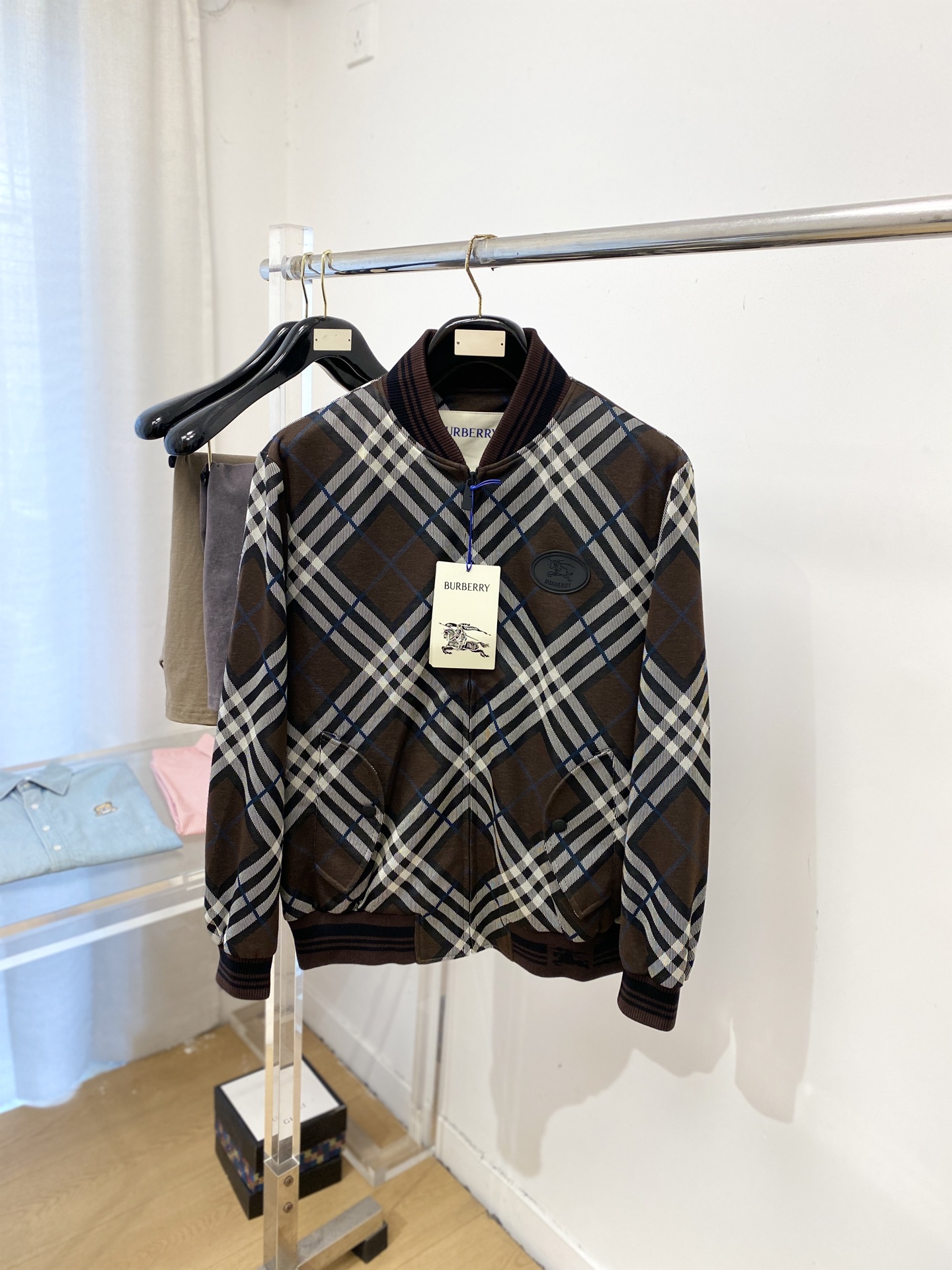 巴宝莉、2026新品夹克外套，时尚帅气，简约百搭款，胸前刺绣装饰图案logo，定制原版面料，不仅挺括，保