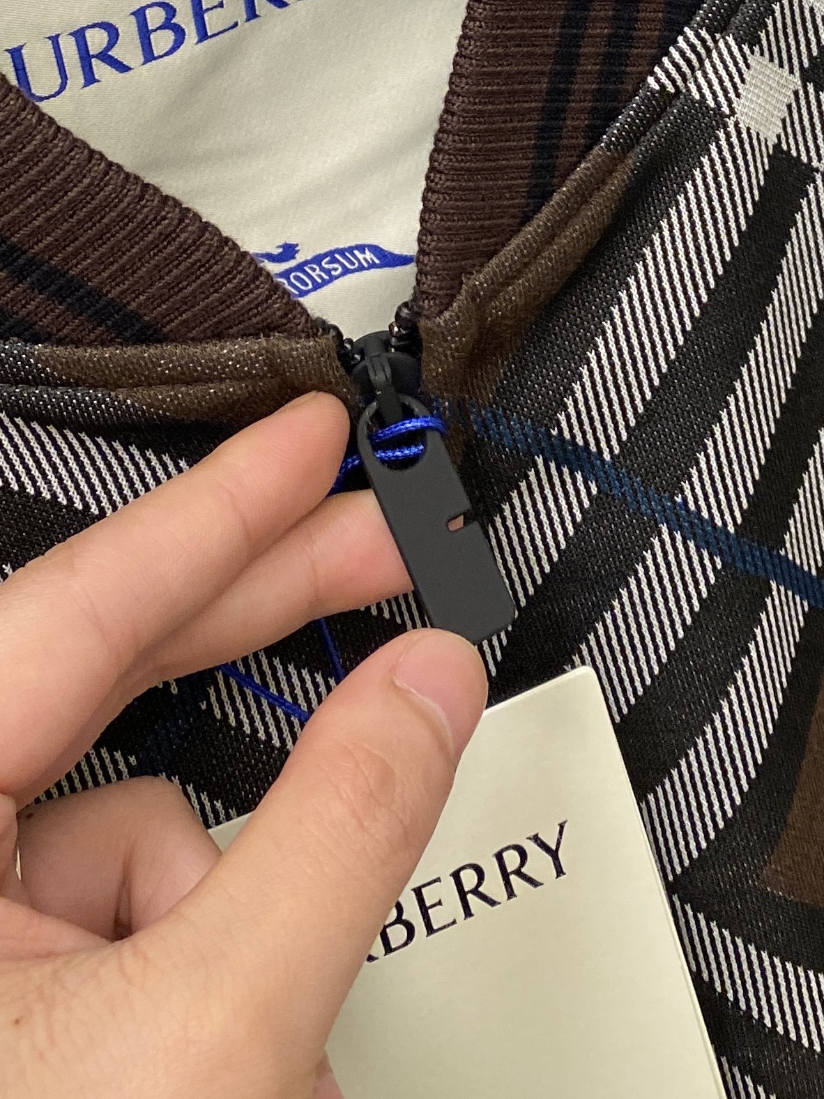 巴宝莉、2026新品夹克外套，时尚帅气，简约百搭款，胸前刺绣装饰图案logo，定制原版面料，不仅挺括，保