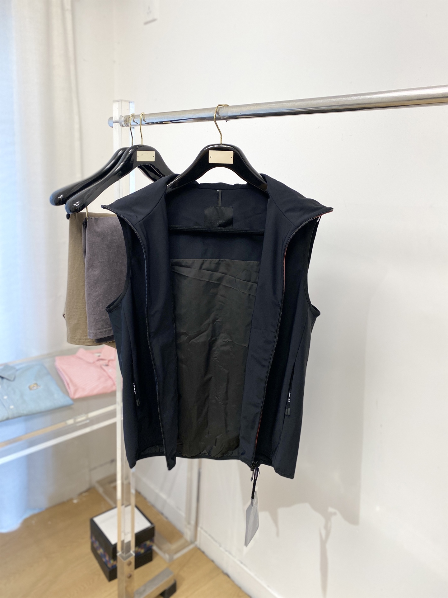 蒙口、2026新品夹克马甲外套，时尚帅气，简约百搭款，胸前刺绣装饰图案logo，定制原版面料，不仅挺括，