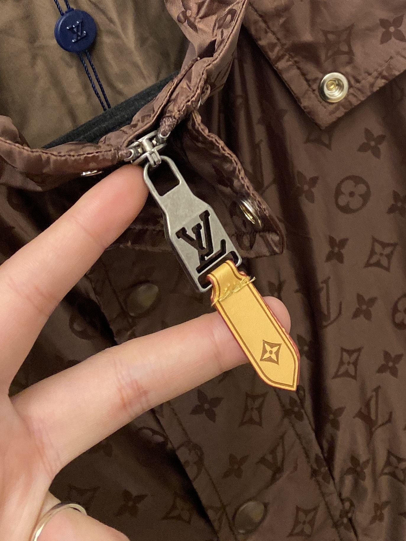 路易威登、2026新品夹克外套，时尚帅气，简约百搭款，袖口刺绣装饰图案字母logo，定制原版面料，不仅挺