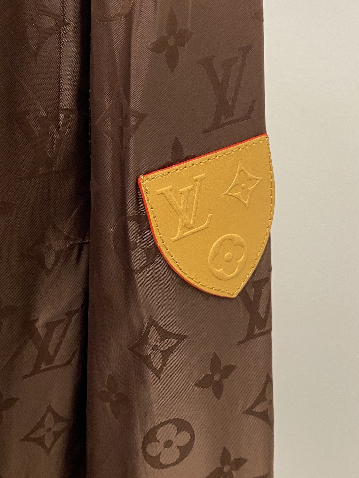 路易威登、2026新品夹克外套，时尚帅气，简约百搭款，袖口刺绣装饰图案字母logo，定制原版面料，不仅挺