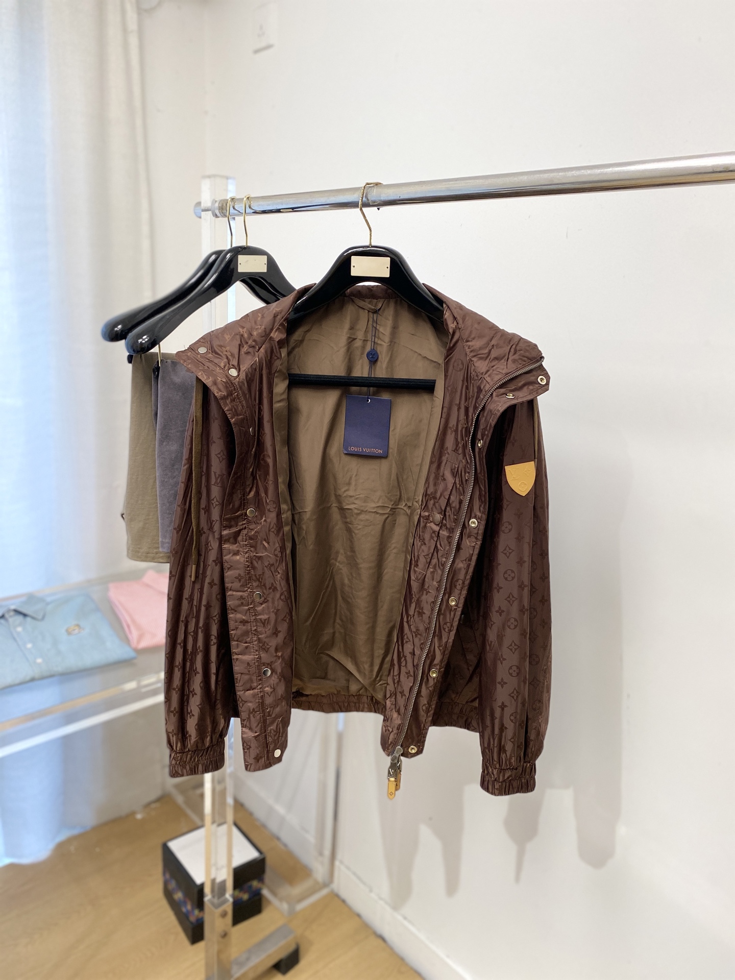 路易威登、2026新品夹克外套，时尚帅气，简约百搭款，袖口刺绣装饰图案字母logo，定制原版面料，不仅挺