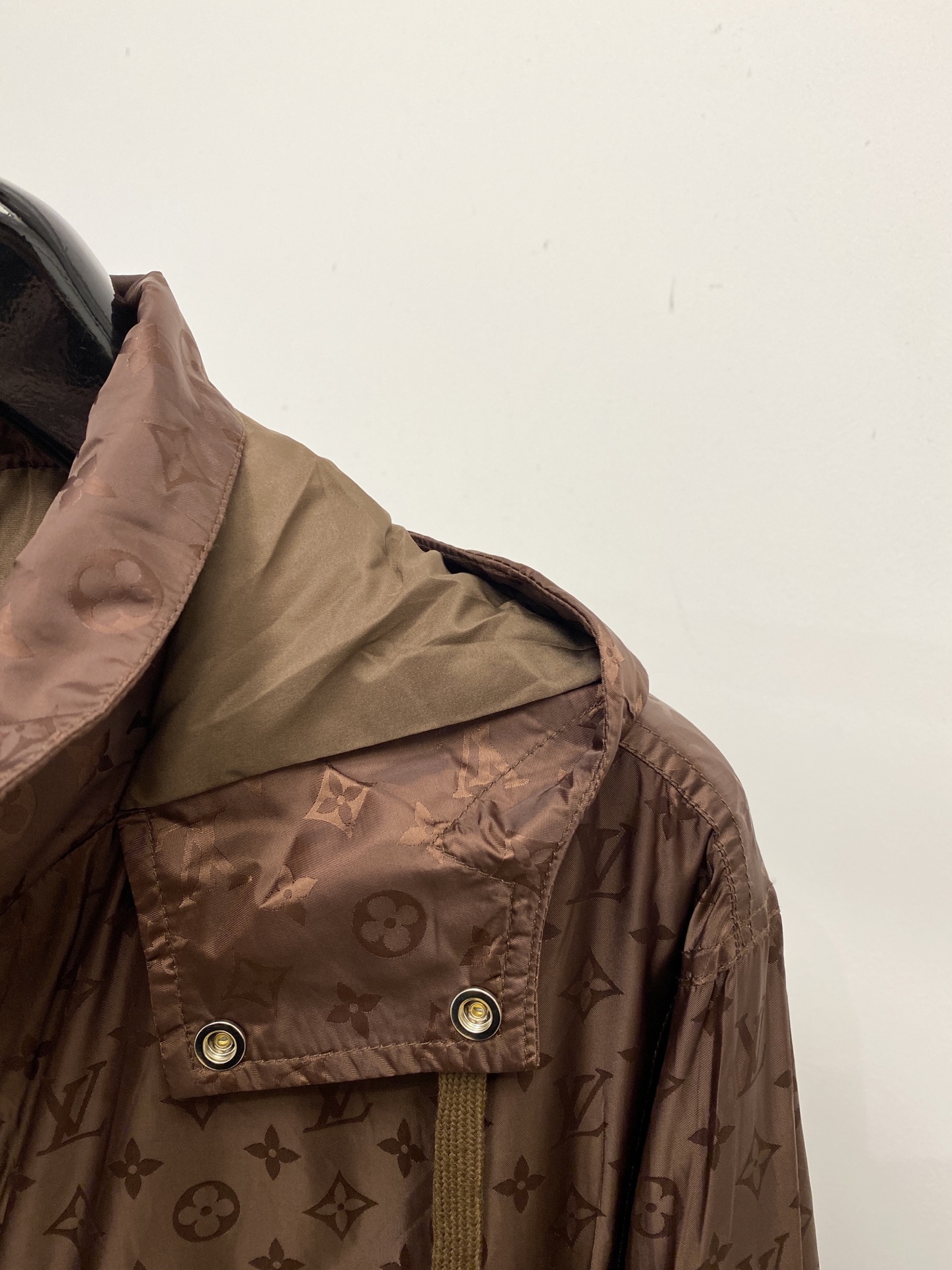 路易威登、2026新品夹克外套，时尚帅气，简约百搭款，袖口刺绣装饰图案字母logo，定制原版面料，不仅挺