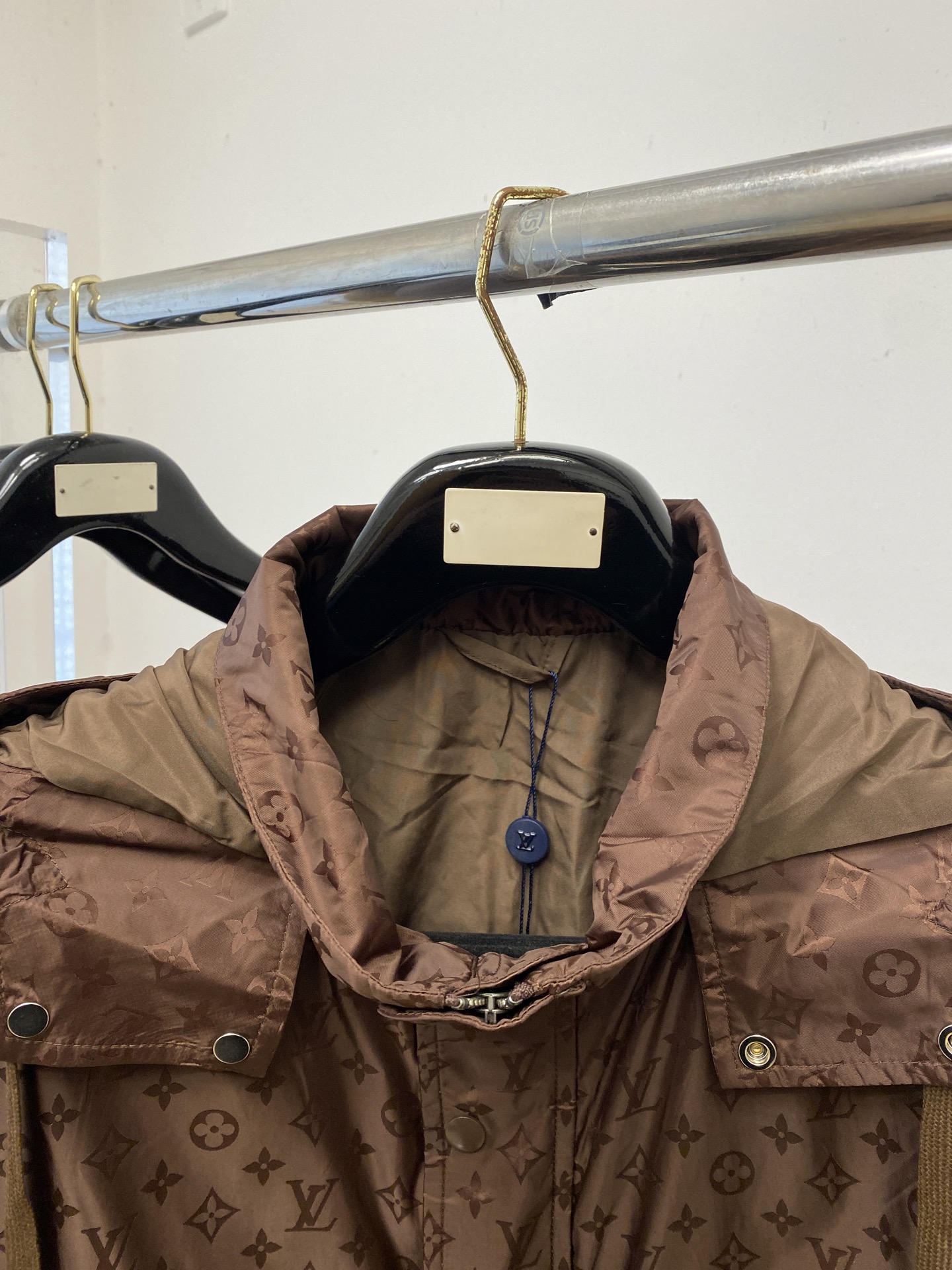 路易威登、2026新品夹克外套，时尚帅气，简约百搭款，袖口刺绣装饰图案字母logo，定制原版面料，不仅挺