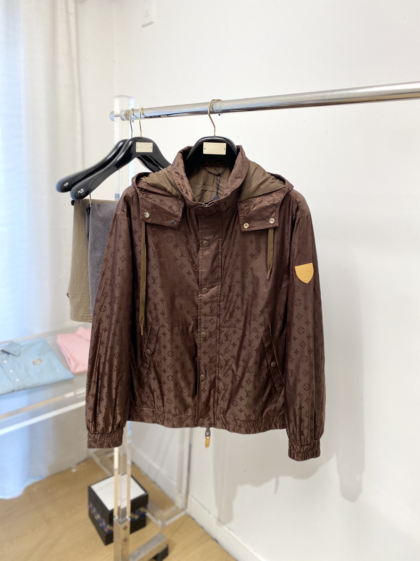 NO:756825,Louis Vuitton, 2026 new jacket, fashionable and handsome, simple and versatile, embroidered decorative pattern letter logo on the cuffs, customized original fabric, not only stiff and maintain the trendy silhouette, but also comfortable to wear, the yarn is more delicate, size M-3XL,, louis vuitton, jackets & coats, jackets & coats,19860909路易威登、2026新品夹克外套,时尚帅气,简约百搭款,袖口刺绣装饰图案字母logo,定制原版面料,不仅挺括,保持潮流的廓形,又穿着舒适,纱织更细腻,码数M-3XL,,louis vuitton,jackets & coats,jackets & coats,,Men's clothing