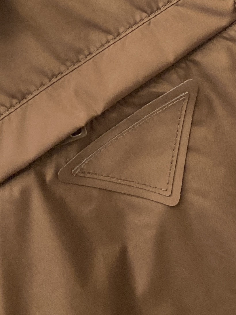 普拉达、2026新品夹克外套，时尚帅气，简约百搭款，原版五金辅料logo，定制原版面料，不仅挺括，保持潮