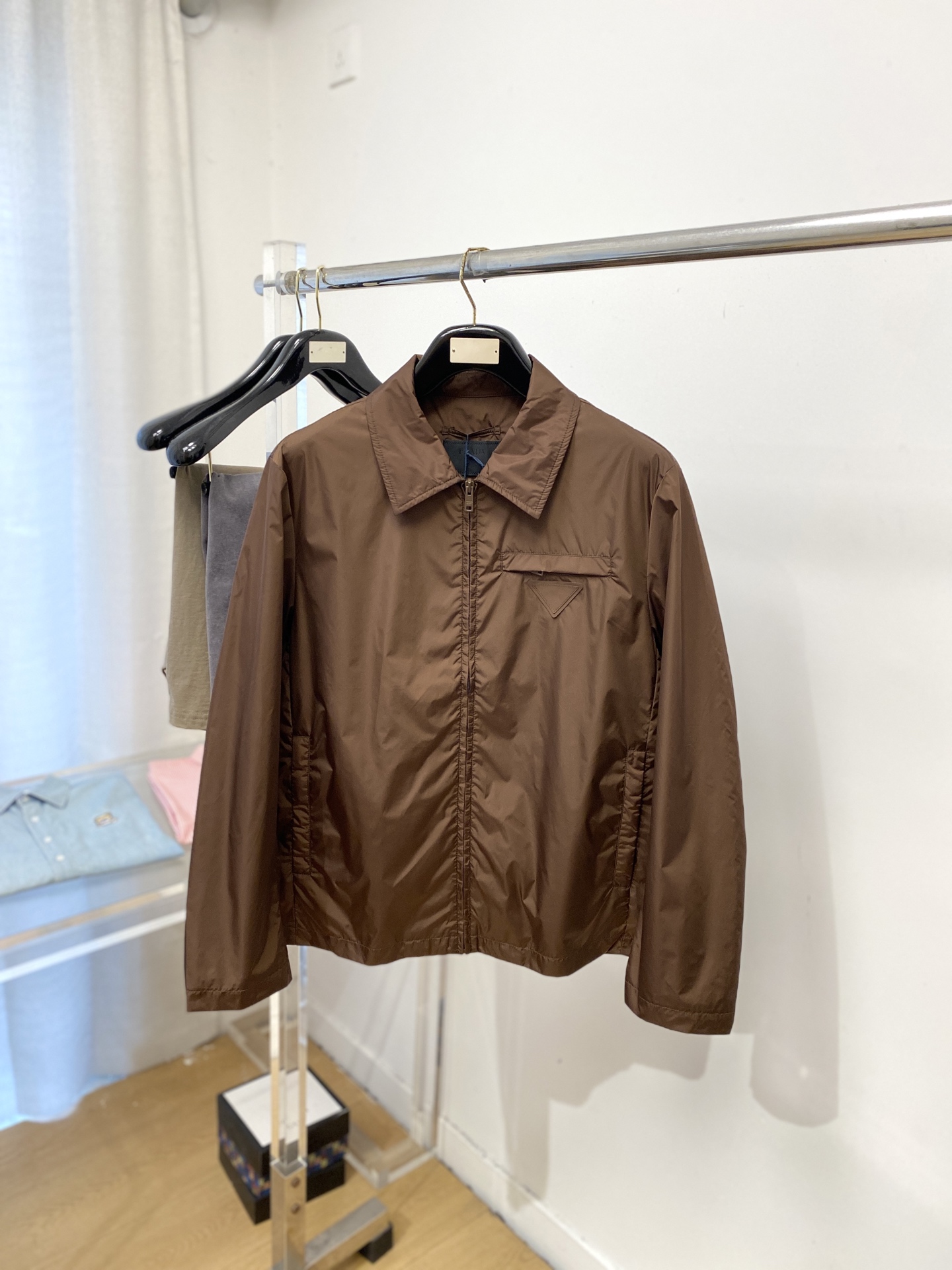 NO:756828,Prada, 2026 new jackets, fashionable and handsome, simple and versatile, original hardware accessories logo, customized original fabrics, not only crisp and trendy silhouette, but also comfortable to wear, more delicate yarn weaving, size M-3XL,, prada, jackets & coats, jackets & coats,19860909普拉达、2026新品夹克外套,时尚帅气,简约百搭款,原版五金辅料logo,定制原版面料,不仅挺括,保持潮流的廓形,又穿着舒适,纱织更细腻,码数M-3XL,,prada,jackets & coats,jackets & coats,,Men's clothing