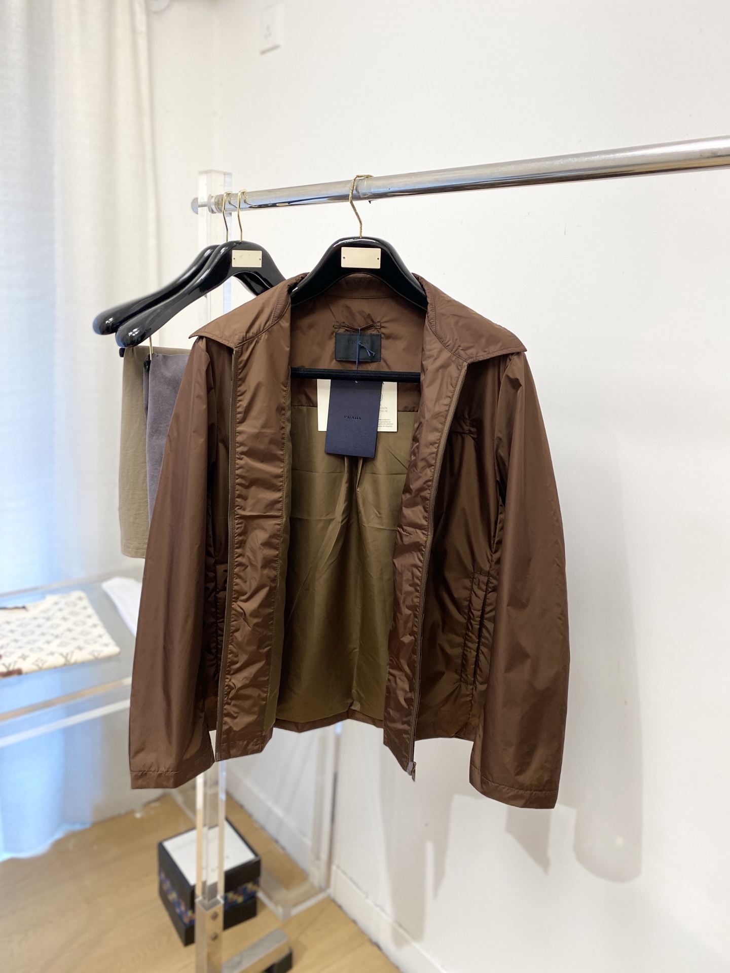 普拉达、2026新品夹克外套，时尚帅气，简约百搭款，原版五金辅料logo，定制原版面料，不仅挺括，保持潮