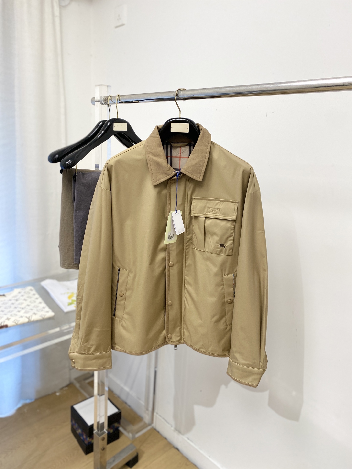 NO:756831,Burberry, 2026 new jacket, fashionable and handsome, simple and versatile, with exquisite embroidered logo on the chest, customized original fabric, not only stiff and keeping the trendy silhouette, but also comfortable to wear, the yarn is more delicate, size M-3XL,,burberry,jackets & coats,jackets & coats,19860909巴宝莉、2026新品夹克外套,时尚帅气,简约百搭款,胸前精致刺绣图案logo,定制原版面料,不仅挺括,保持潮流的廓形,又穿着舒适,纱织更细腻,码数M-3XL,,burberry,jackets & coats,jackets & coats,,Men's clothing