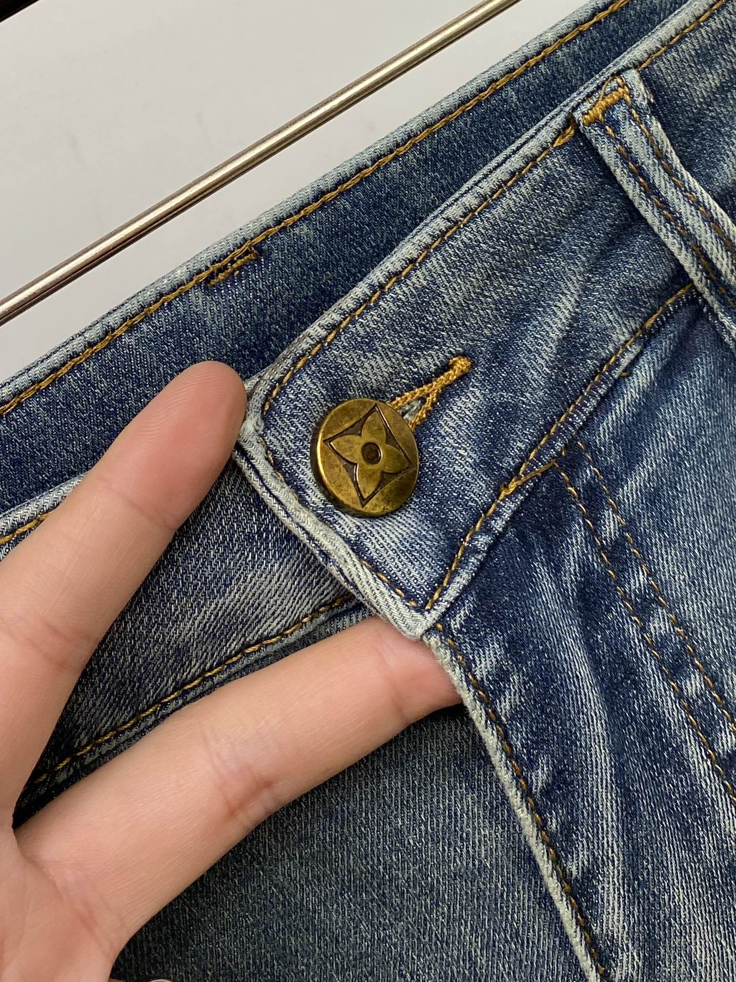 LV、2026最新品，专柜同步有售，原单狠货，水洗休闲牛仔裤，进口原版水洗弹力面料，舒适有弹性，原版五金