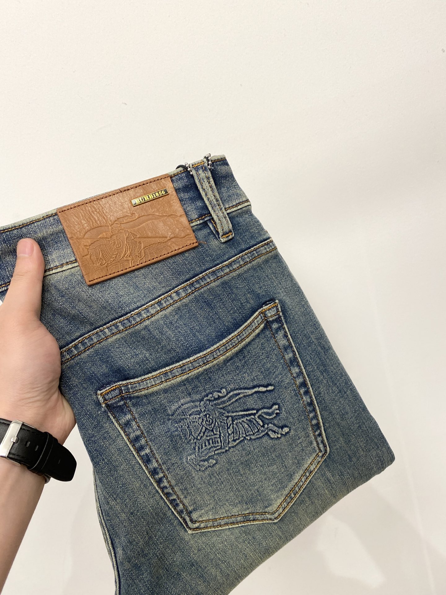 NO:759193,Burberry, 2026 latest products, available at counters simultaneously, original goods, washed casual jeans, imported original washed stretch fabrics, comfortable and elastic, original hardware accessories decorated with logo, super correct version, extremely high grade, counter quality, fashionable and stylish upper body, code number 29-38,, burberry, jeans,19860909巴宝莉、2026最新品,专柜同步有售,原单狠货,水洗休闲牛仔裤,进口原版水洗弹力面料,舒适有弹性,原版五金辅料装饰logo,版型超正,档次极高,专柜品质,上身时尚有型,码数29-38,,burberry,jeans,,Men's clothing