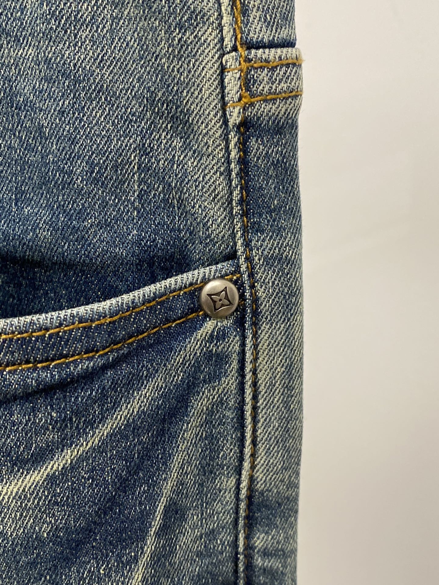 LV、2026最新品，专柜同步有售，原单狠货，水洗休闲牛仔裤，进口原版水洗弹力面料，舒适有弹性，原版五金