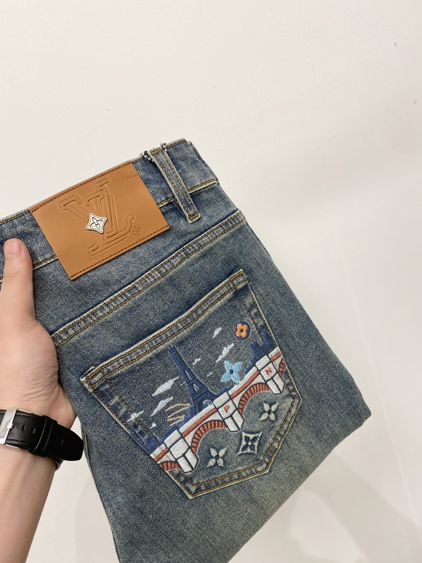 NO:759198,LV, 2026 latest products, available at counters simultaneously, original goods, washed casual jeans, imported original washed stretch fabrics, comfortable and elastic, original hardware accessories decorated with logo, super correct version, extremely high grade, counter quality, fashionable and stylish upper body, code number 29-36,, louis vuitton, jeans,19860909LV、2026最新品,专柜同步有售,原单狠货,水洗休闲牛仔裤,进口原版水洗弹力面料,舒适有弹性,原版五金辅料装饰logo,版型超正,档次极高,专柜品质,上身时尚有型,码数29-36,,louis vuitton,jeans,,Men's clothing