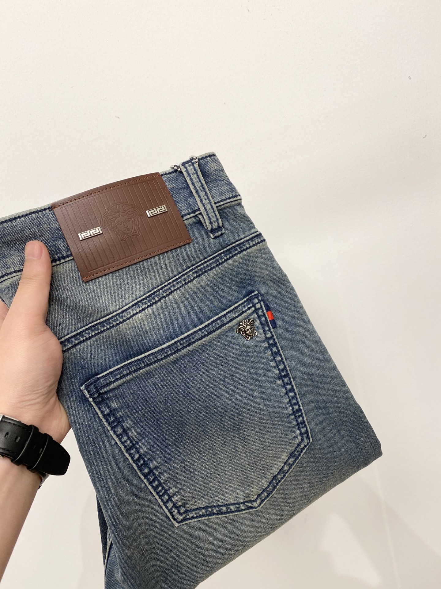 NO:759205,Versace, 2026 latest products, available at counters simultaneously, original goods, washed casual jeans, imported original washed stretch fabrics, comfortable and elastic, original hardware accessories decorated with logo, super correct version, extremely high grade, counter quality, fashionable and stylish upper body, code number 29-38,,versace,jeans,19860909范思哲、2026最新品,专柜同步有售,原单狠货,水洗休闲牛仔裤,进口原版水洗弹力面料,舒适有弹性,原版五金辅料装饰logo,版型超正,档次极高,专柜品质,上身时尚有型,码数29-38,,versace,jeans,,Men's clothing