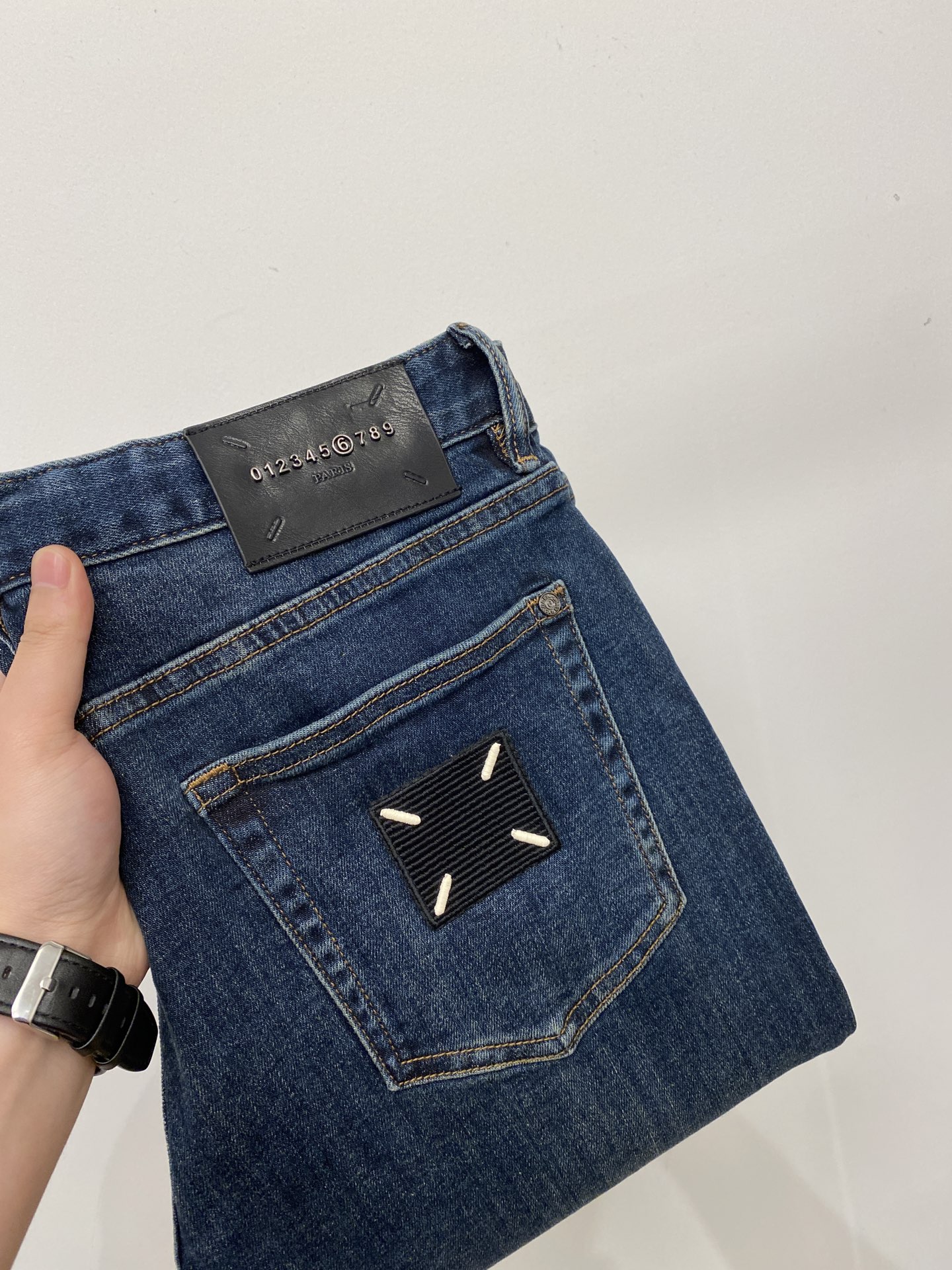 NO:759210,Margiela, 2026 latest products, available at counters simultaneously, original goods, washed casual jeans, imported original washed stretch fabrics, comfortable and elastic, original hardware accessories decorated with logo, super correct version, extremely high grade, counter quality, fashionable upper body, code number 29-36,,masion margiela,jeans,19860909马吉拉、2026最新品,专柜同步有售,原单狠货,水洗休闲牛仔裤,进口原版水洗弹力面料,舒适有弹性,原版五金辅料装饰logo,版型超正,档次极高,专柜品质,上身时尚有型,码数29-36,,masion margiela,jeans,,Men's clothing