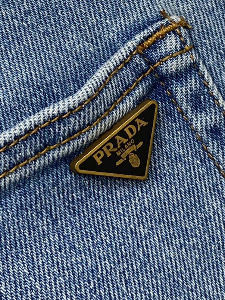 普拉达、2026最新品，专柜同步有售，原单狠货，水洗休闲牛仔裤，进口原版水洗弹力面料，舒适有弹性，原版五