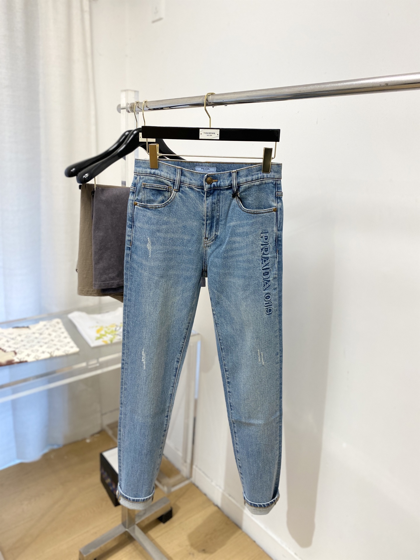 普拉达、2026最新品，专柜同步有售，原单狠货，水洗休闲牛仔裤，进口原版水洗弹力面料，舒适有弹性，原版五