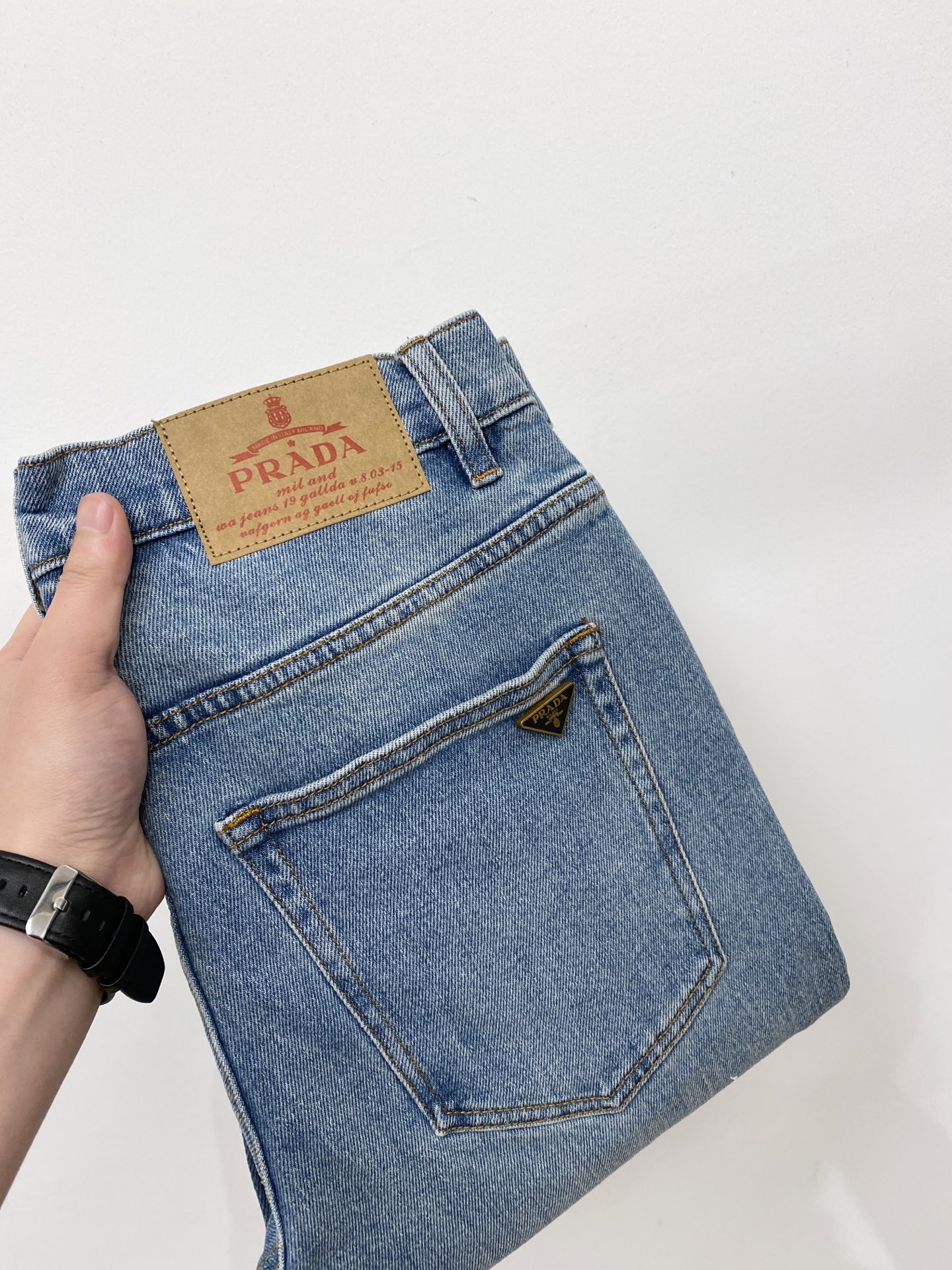 普拉达、2026最新品，专柜同步有售，原单狠货，水洗休闲牛仔裤，进口原版水洗弹力面料，舒适有弹性，原版五