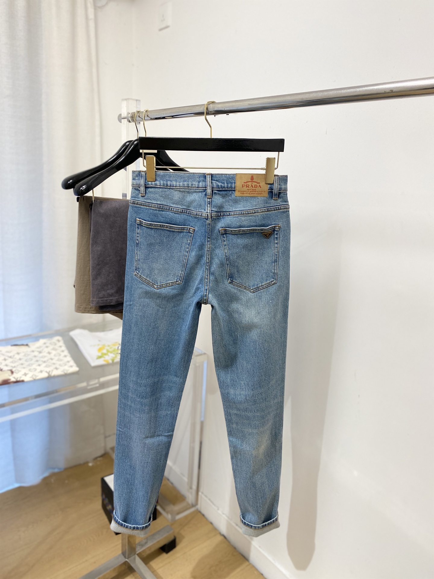 普拉达、2026最新品，专柜同步有售，原单狠货，水洗休闲牛仔裤，进口原版水洗弹力面料，舒适有弹性，原版五