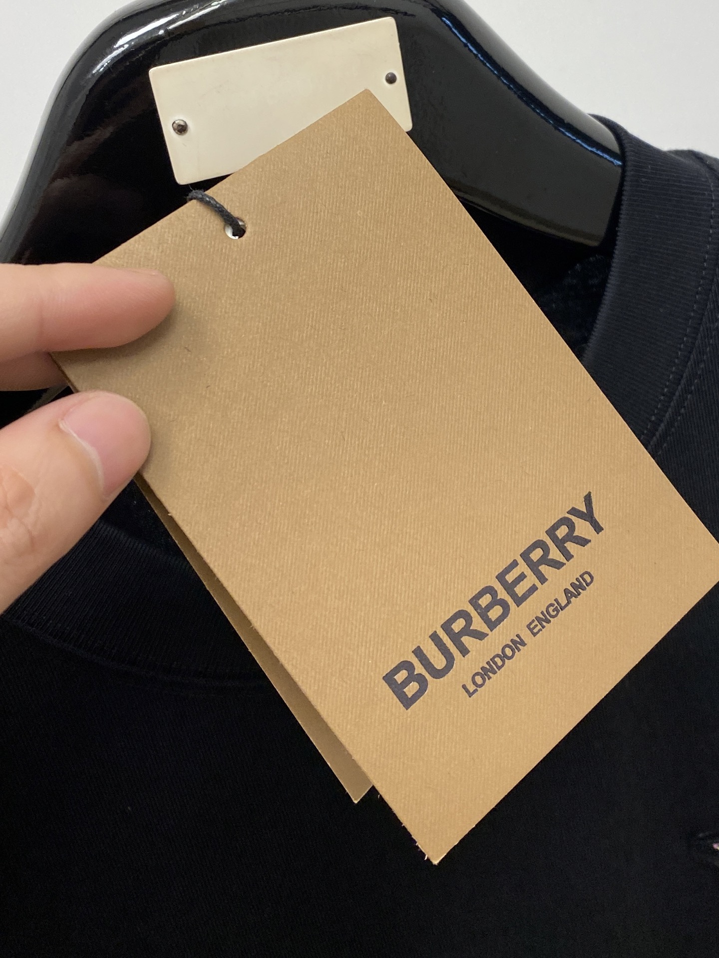 ￼巴宝莉、2026新品短袖T恤，帅气时尚，胸前精致刺绣图案字母logo，简约百搭款。面料棉 不仅挺括，保