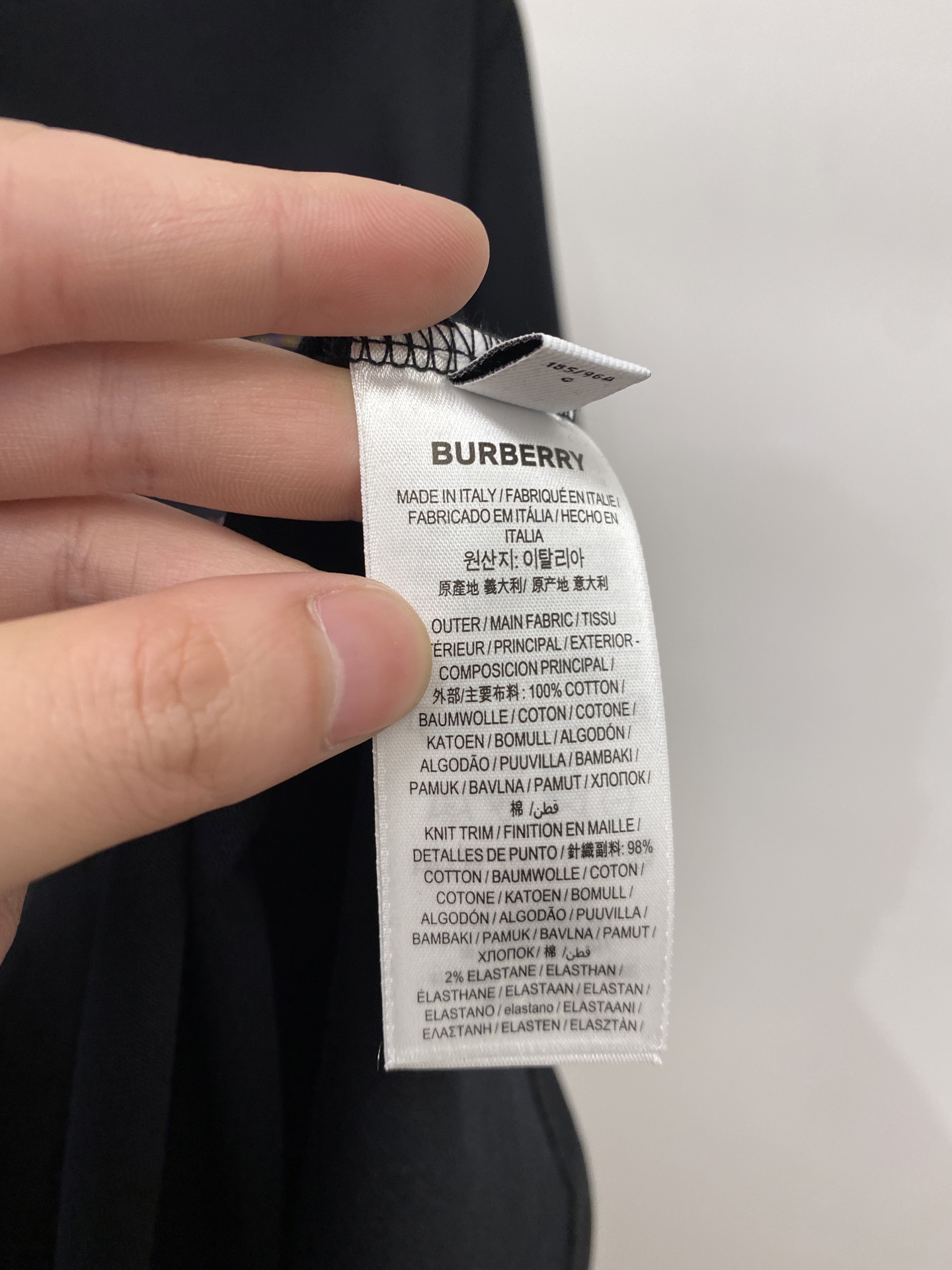 ￼巴宝莉、2026新品短袖T恤，帅气时尚，胸前精致刺绣图案字母logo，简约百搭款。面料棉 不仅挺括，保