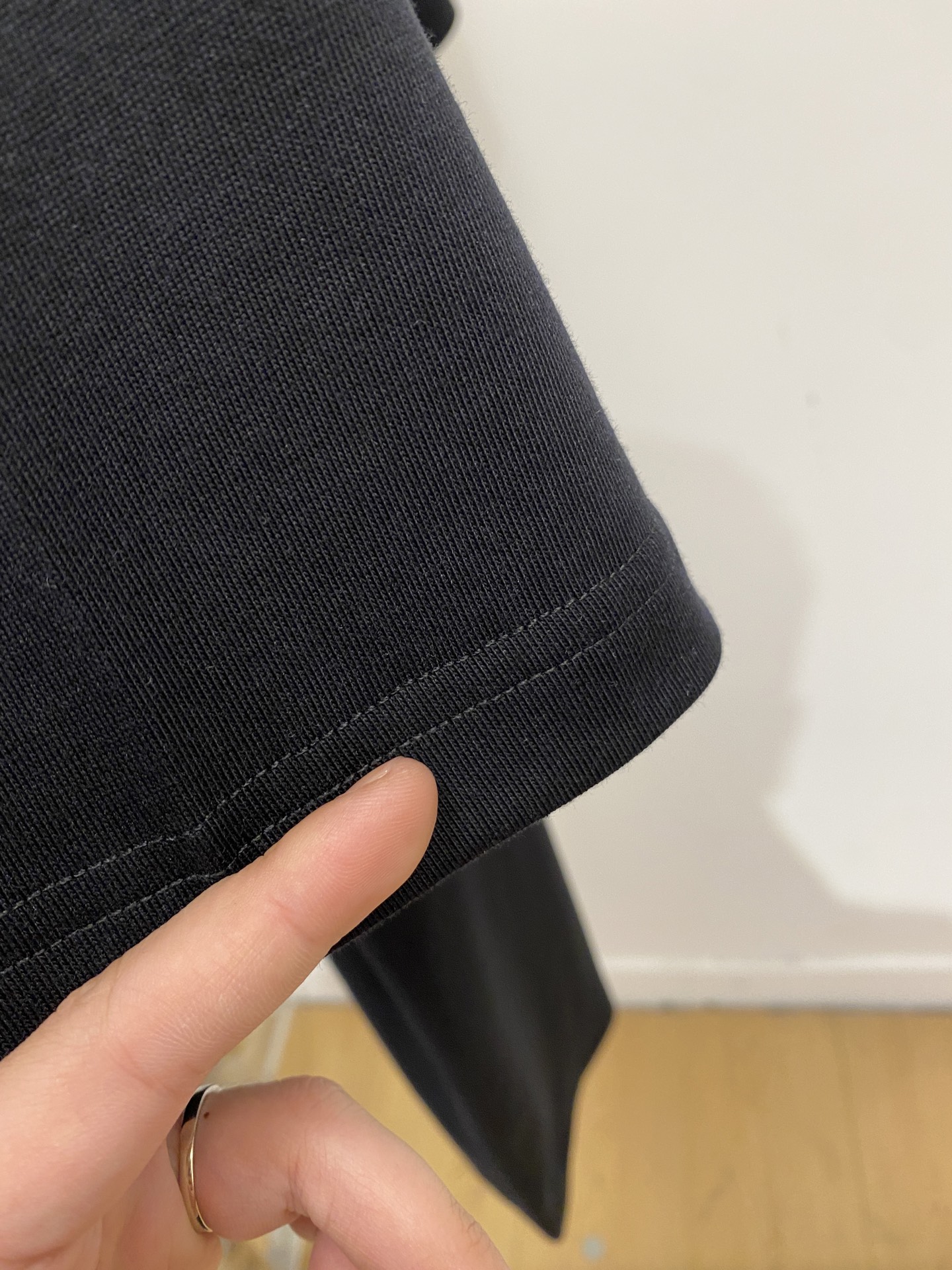 路易威登、2026新品短袖T恤，帅气时尚，胸前精致刺绣字母logo，简约百搭款。面料棉 不仅挺括，保持潮