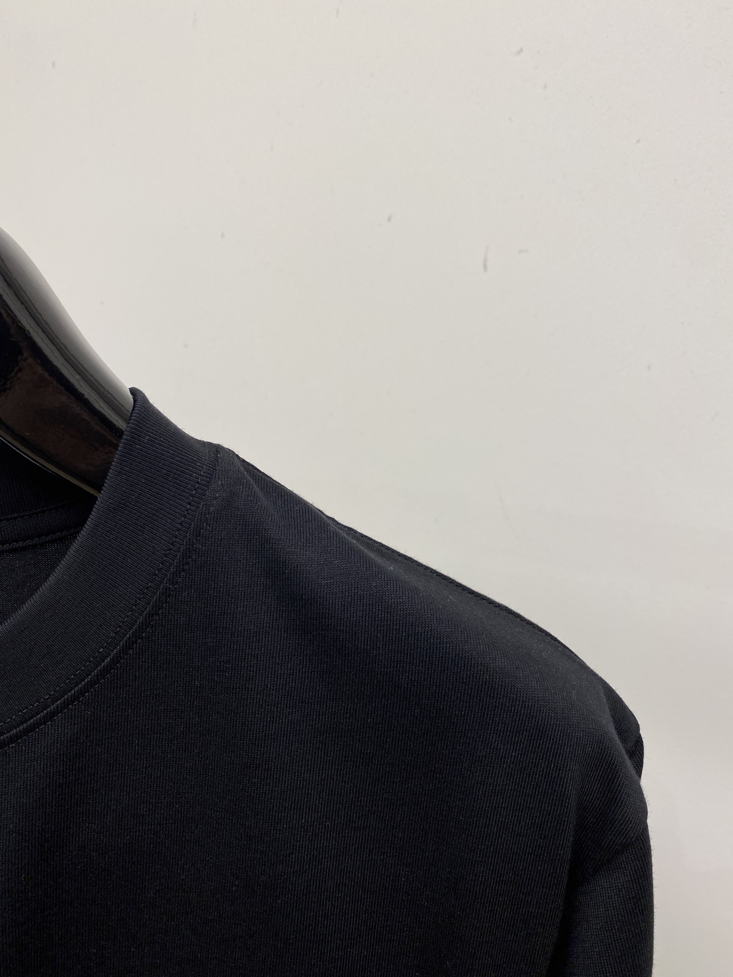 路易威登、2026新品短袖T恤，帅气时尚，胸前精致刺绣字母logo，简约百搭款。面料棉 不仅挺括，保持潮