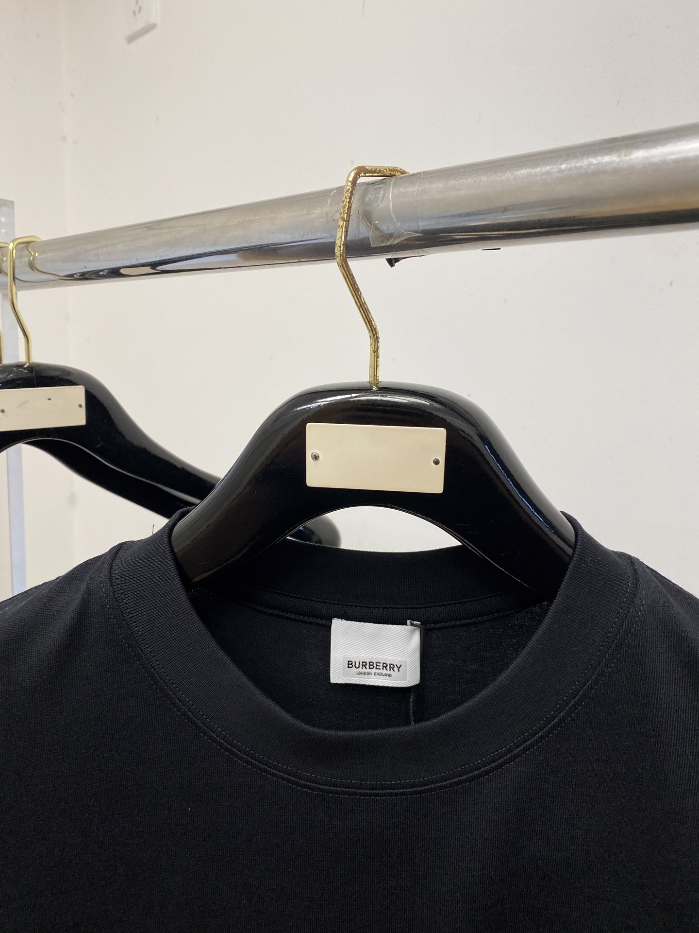 ￼巴宝莉、2026新品短袖T恤，帅气时尚，胸前精致刺绣图案字母logo，简约百搭款。面料棉 不仅挺括，保