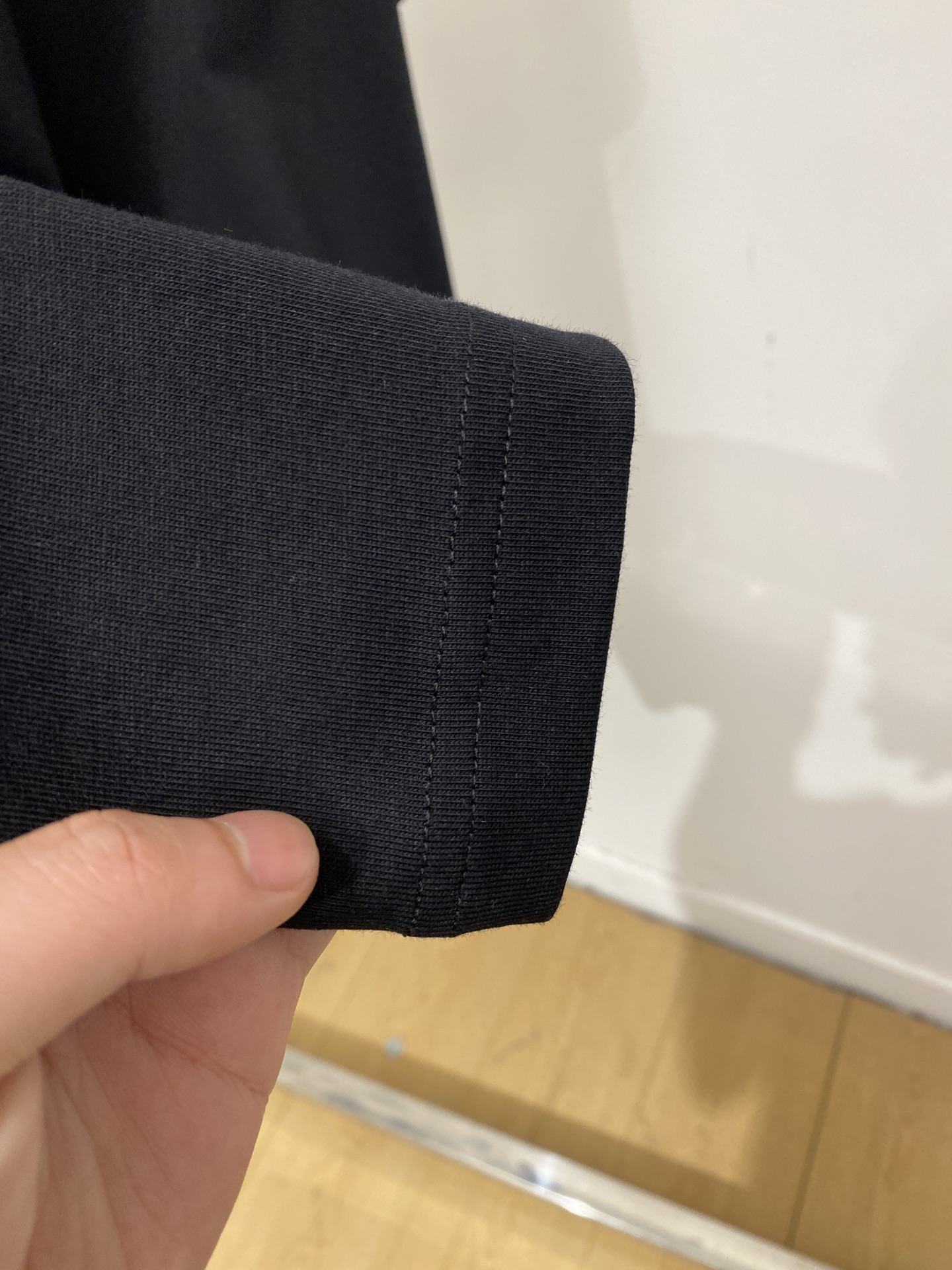 路易威登、2026新品短袖T恤，帅气时尚，胸前精致刺绣字母logo，简约百搭款。面料棉 不仅挺括，保持潮