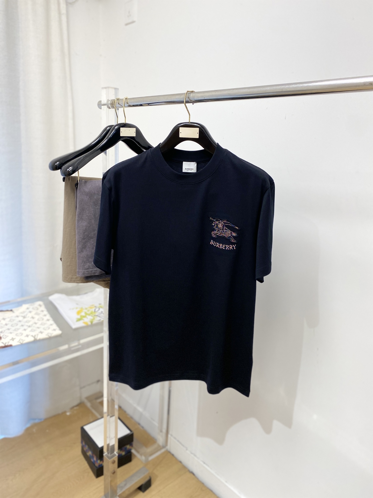 ￼巴宝莉、2026新品短袖T恤，帅气时尚，胸前精致刺绣图案字母logo，简约百搭款。面料棉 不仅挺括，保