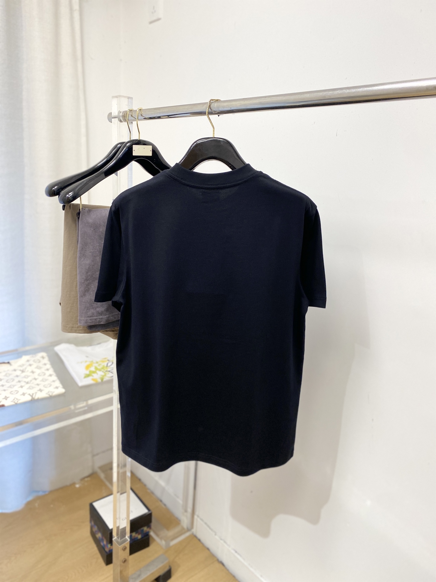 ￼巴宝莉、2026新品短袖T恤，帅气时尚，胸前精致刺绣图案字母logo，简约百搭款。面料棉 不仅挺括，保