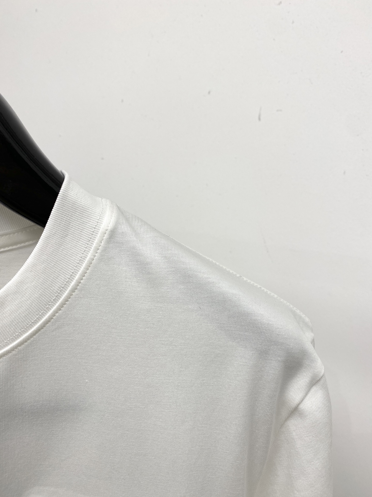 路易威登、2026新品短袖T恤，帅气时尚，胸前精致刺绣字母logo，简约百搭款。面料棉 不仅挺括，保持潮