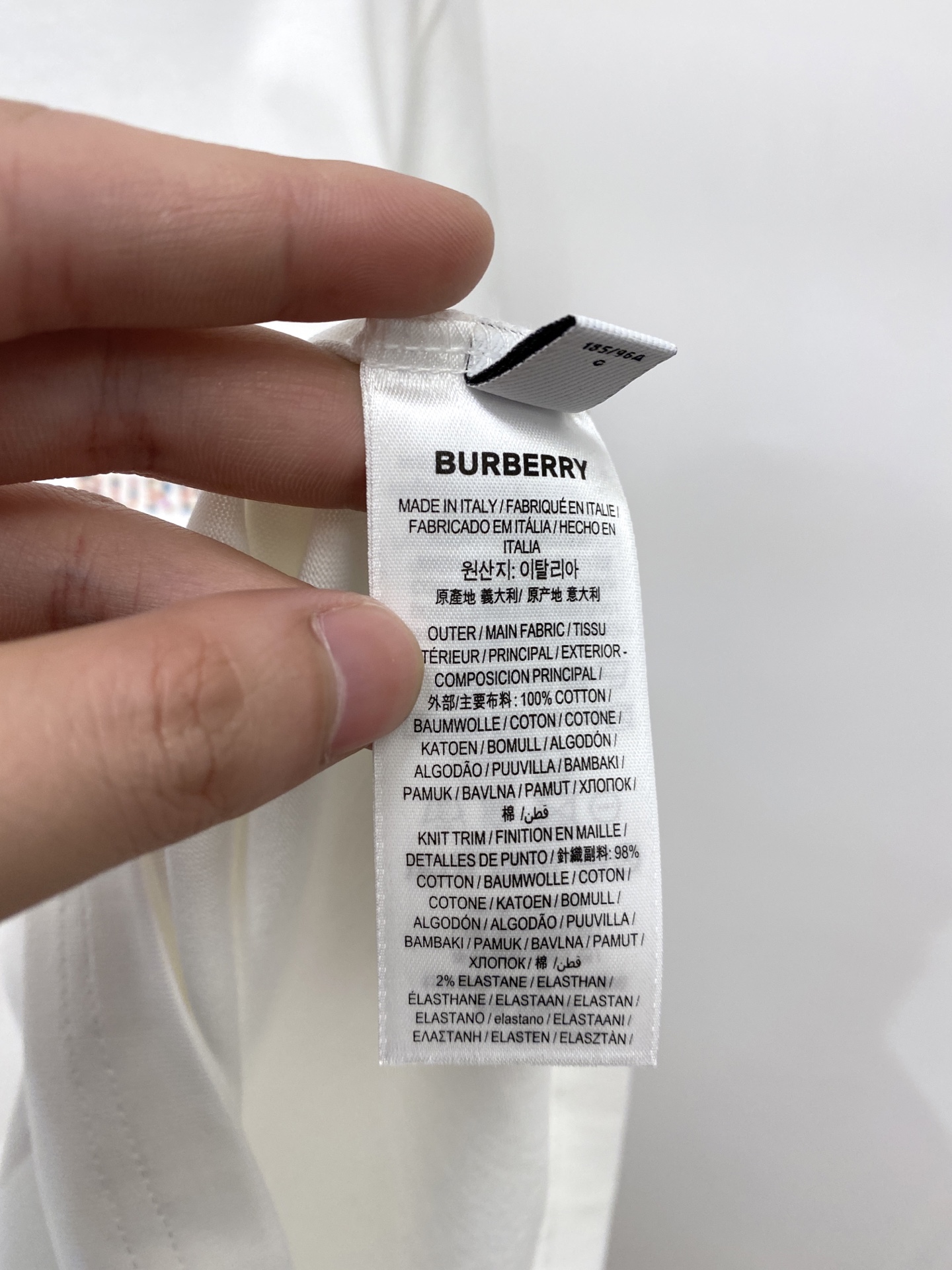 巴宝莉、2026新品短袖T恤，帅气时尚，胸前精致刺绣图案字母logo，简约百搭款。面料棉 不仅挺括，保持