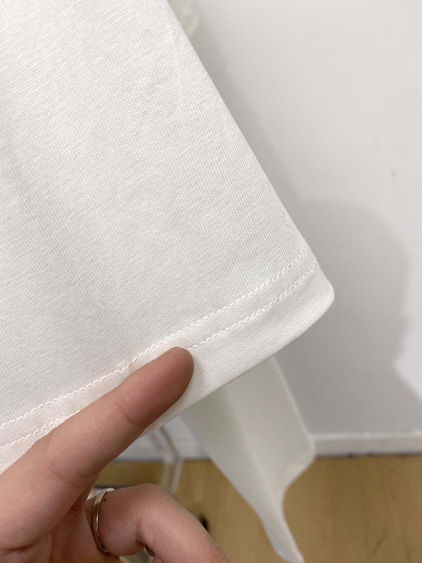 路易威登、2026新品短袖T恤，帅气时尚，胸前精致刺绣字母logo，简约百搭款。面料棉 不仅挺括，保持潮