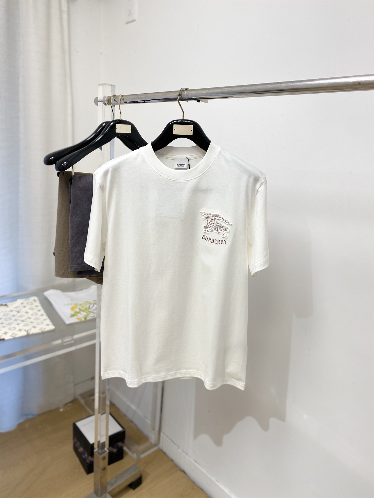 巴宝莉、2026新品短袖T恤，帅气时尚，胸前精致刺绣图案字母logo，简约百搭款。面料棉 不仅挺括，保持