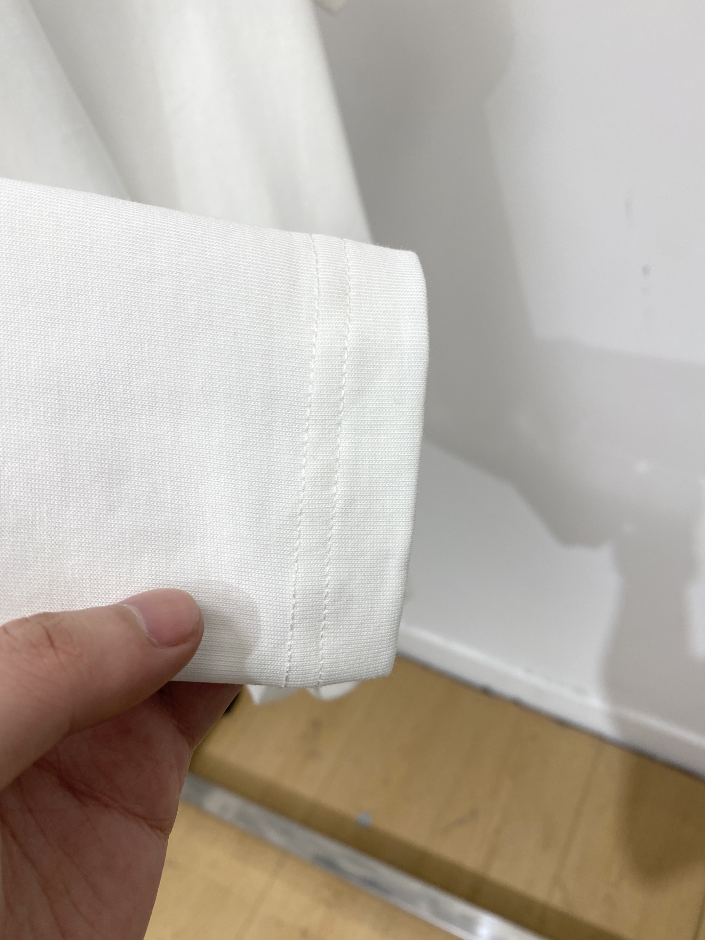 路易威登、2026新品短袖T恤，帅气时尚，胸前精致刺绣字母logo，简约百搭款。面料棉 不仅挺括，保持潮