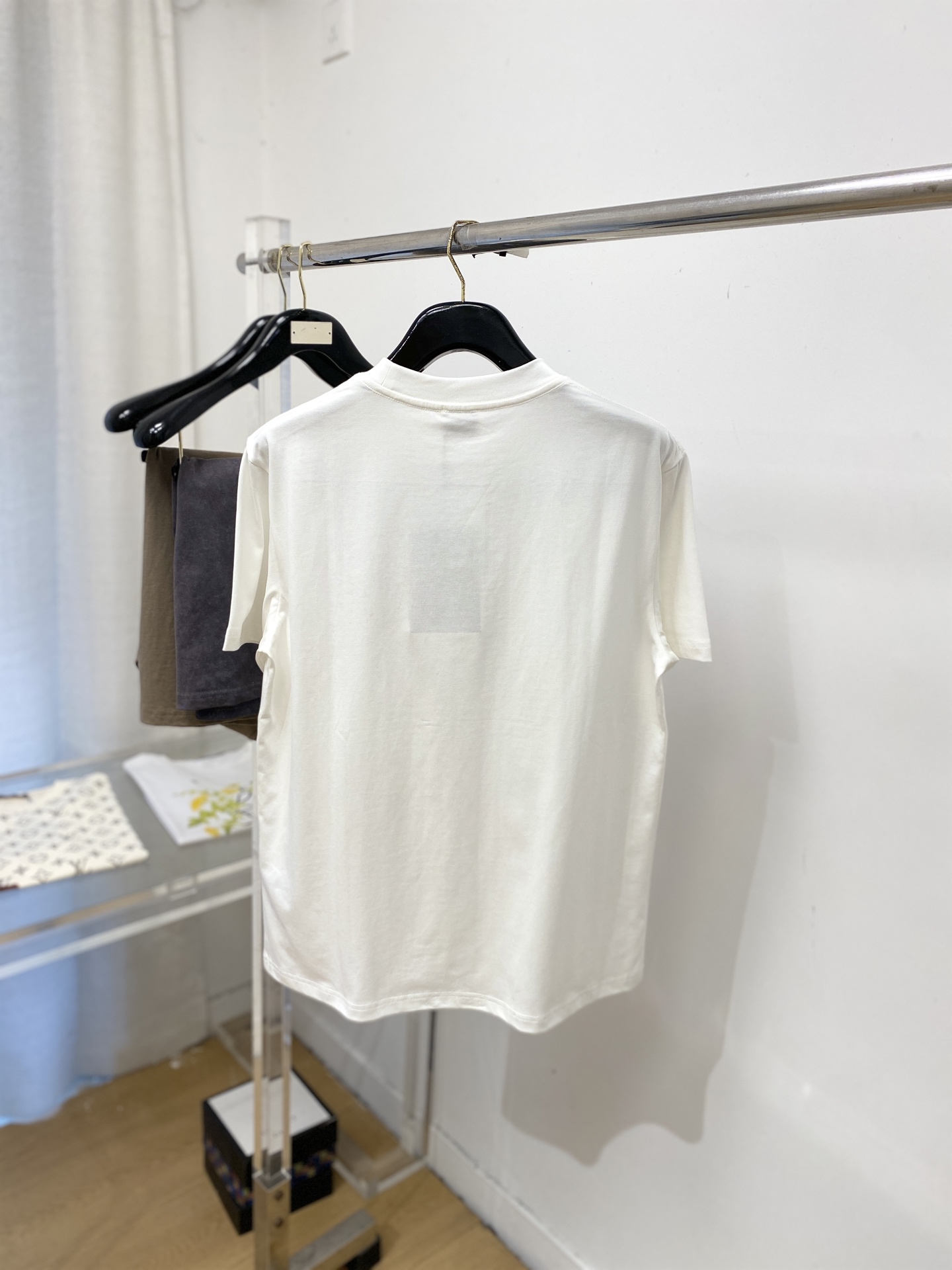 巴宝莉、2026新品短袖T恤，帅气时尚，胸前精致刺绣图案字母logo，简约百搭款。面料棉 不仅挺括，保持